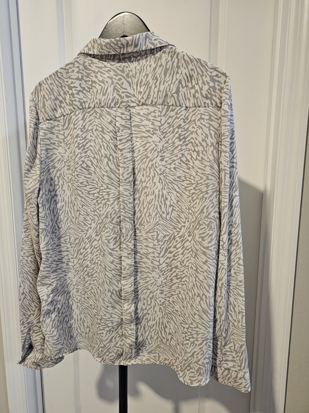 The Limited Women’s Ivory/Gray Animal Print Collared Button-Up Blouse L