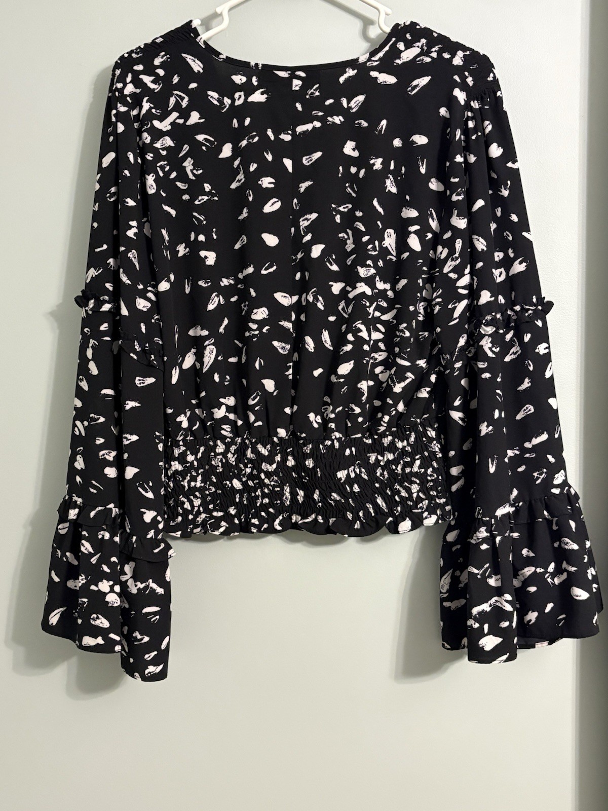 fab’rik Black White Abstract V-Neck Smocked Waist Chiffon Bell Blouse Size M