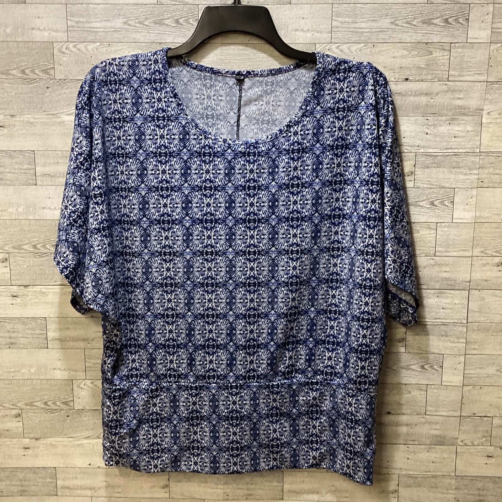 ASHLEY BLUE Women’s (Size 2XL) Short Sleeve Shirt Geometric Seam Below Waist