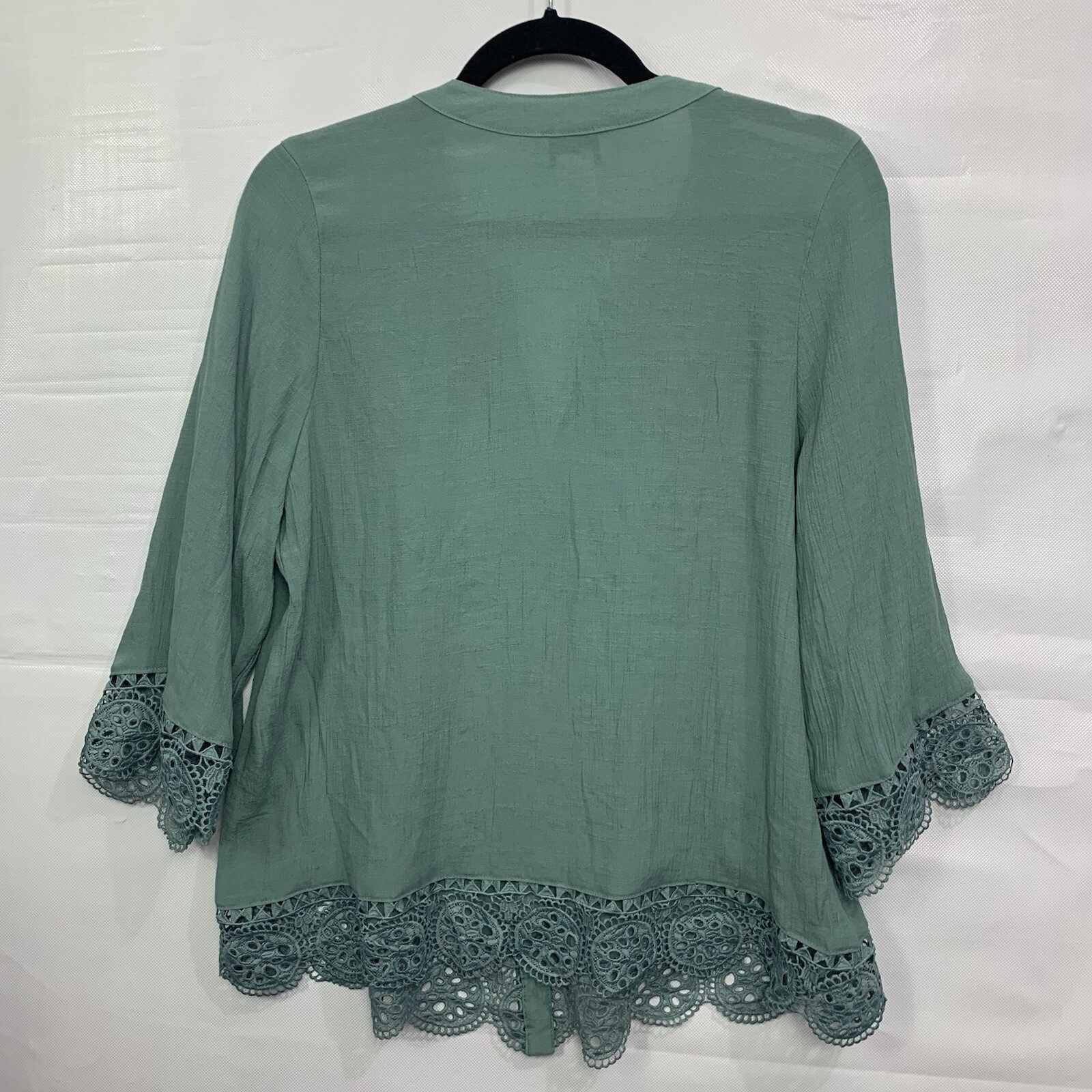 Linda Leal Womans Green Lace Trim Button Up V-Neck 3/4 Sleeve Top Size LARGE