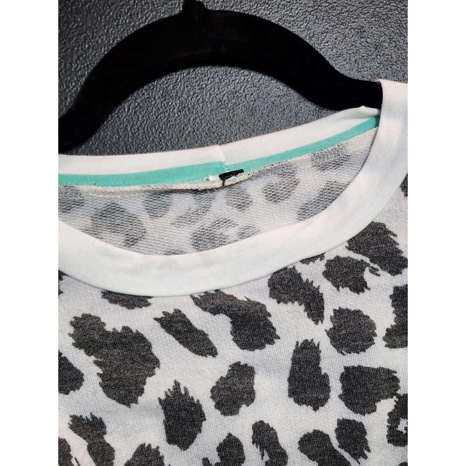Unbranded Leopard Print Tee Rainbow Stripe Sleeve Size XL Grey White Rainbow