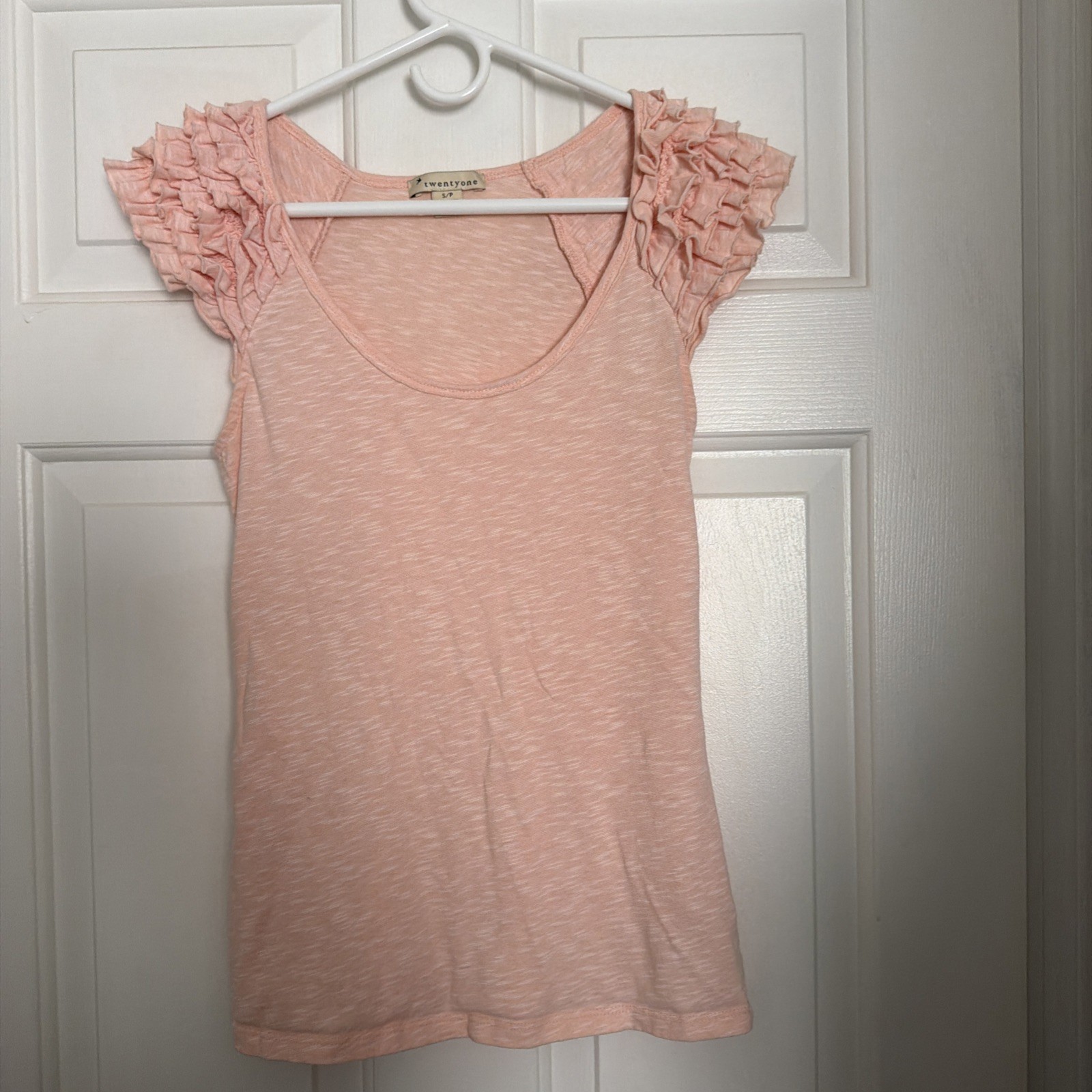 Twenty One Women’s Peach ruffled cap sleeves & scoop neck Size S Cute!