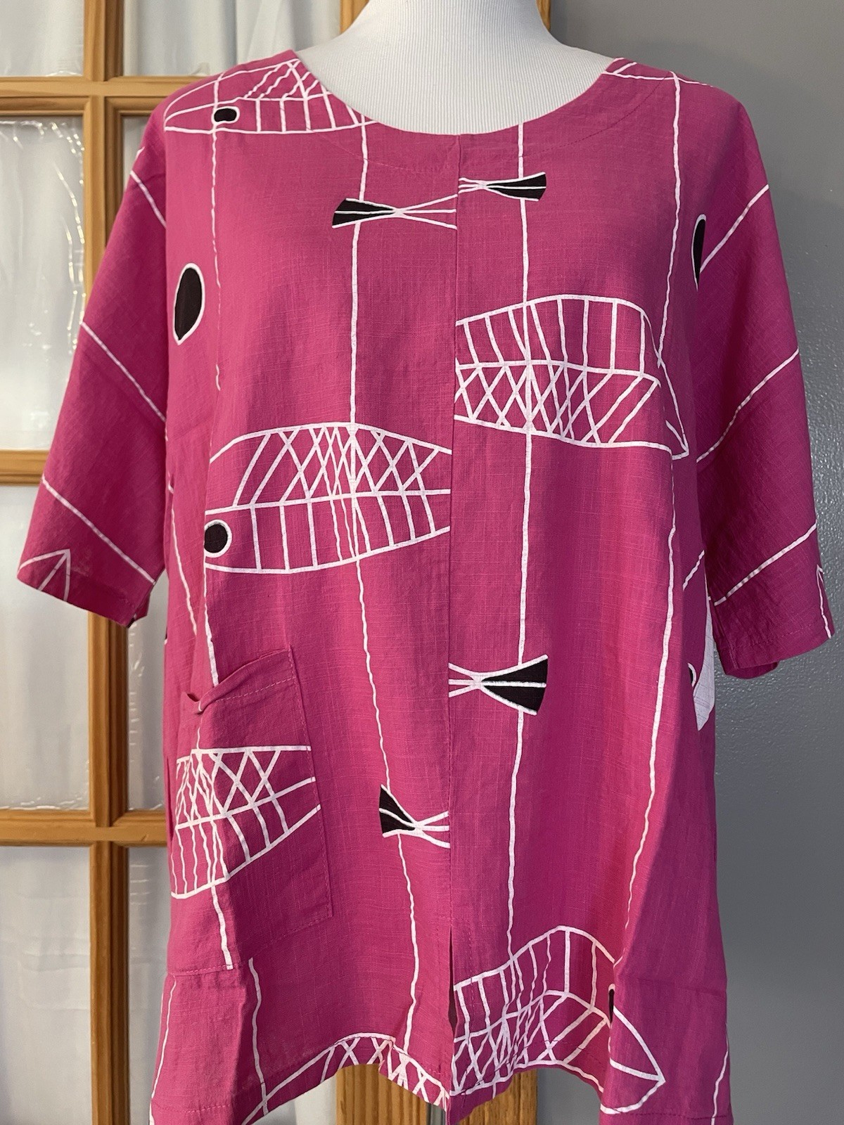 Misslook Printed Pullover Blouse Sz M Fish Pink Asymmetric Hem Slit Modern