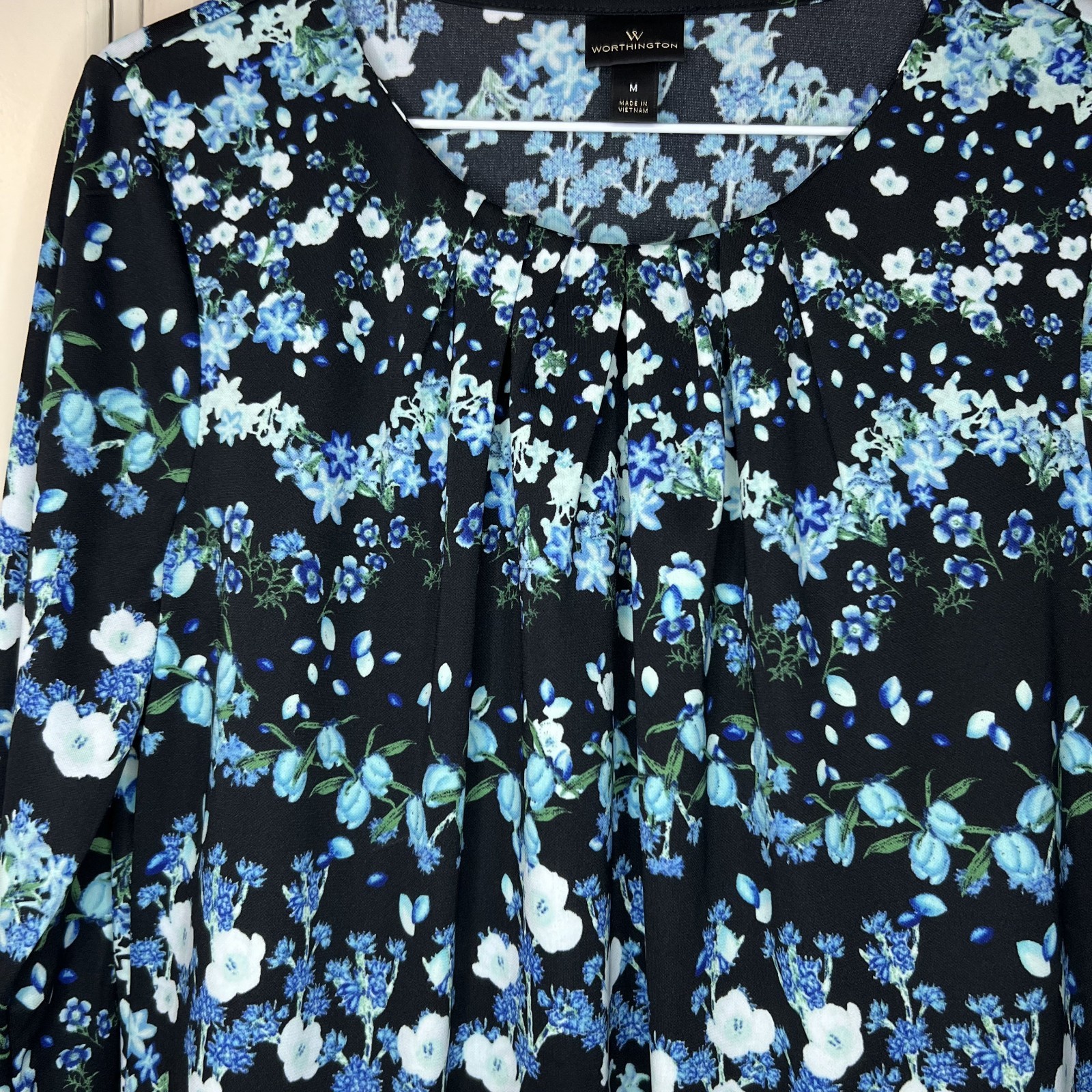 Worthington Blouse Medium M Black Blue Floral 3/4Sleeve Pleated Blouse Top Shirt