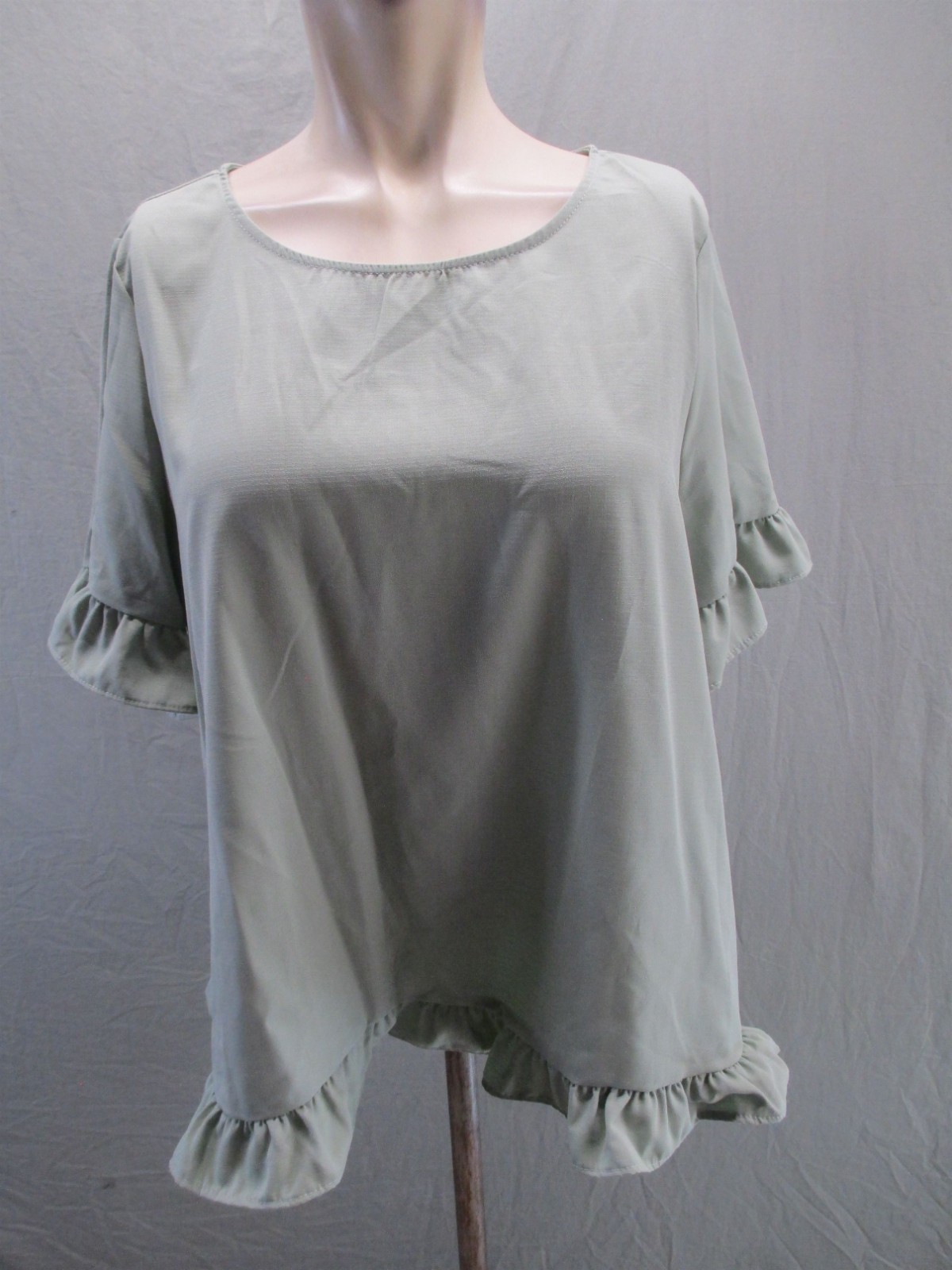 NWT Emery Rose Size L Womens Gray Ruffle Buttons Back Casyal Beauty Top 131