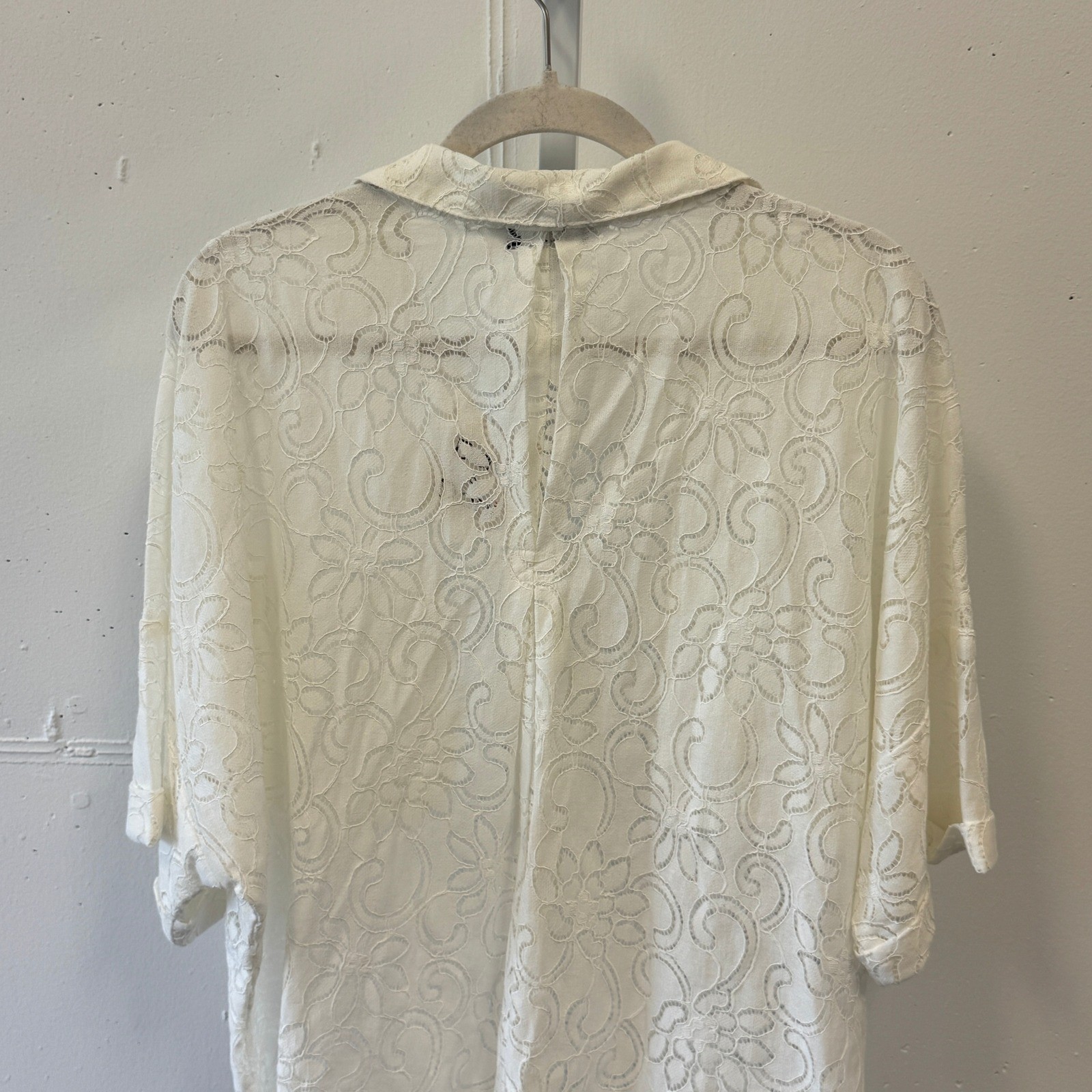 NWT Davi & Dani White Floral Lace Button Front Shirt DT20052A Size Medium