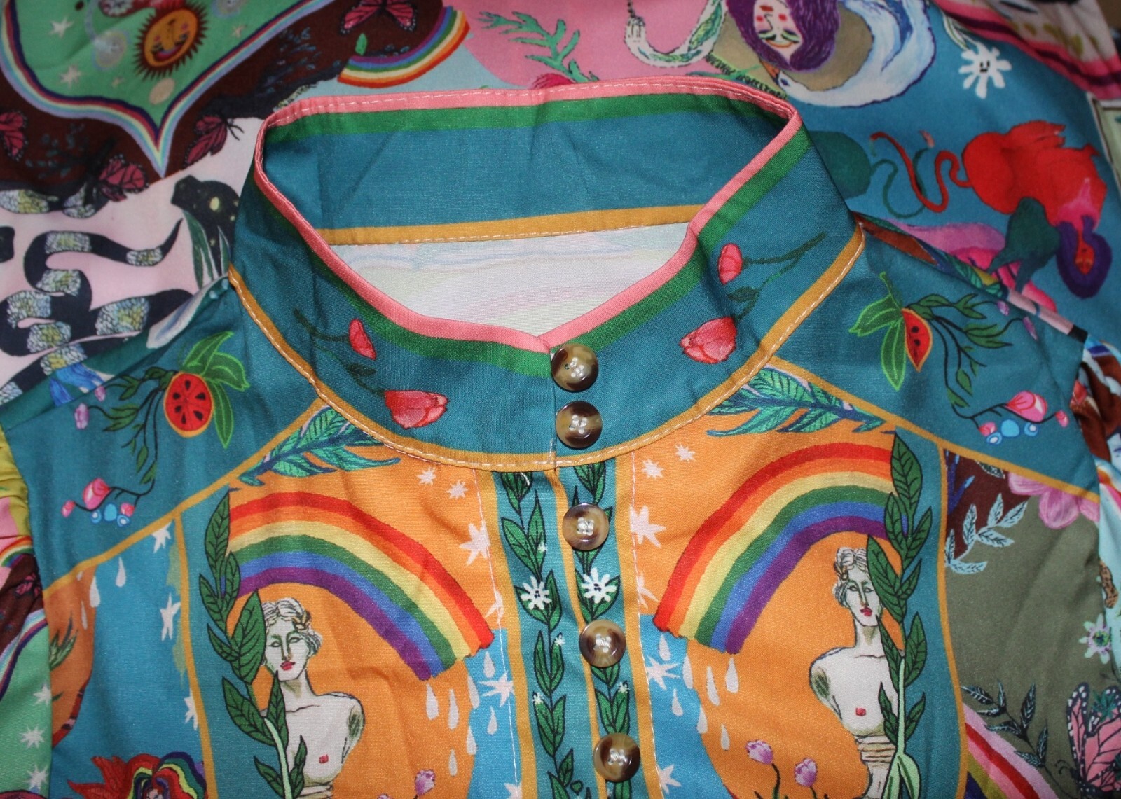 New Estate ASIAN Sz L Runs S M Art-Wear FACES Frilly Funky PRINT Tunic Top 35″L