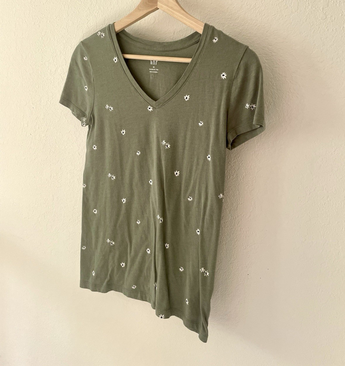 Gap Favorite Tee Women’s XS Green/White V-Neck Short Sleeve Floral Daisy T-Shirt