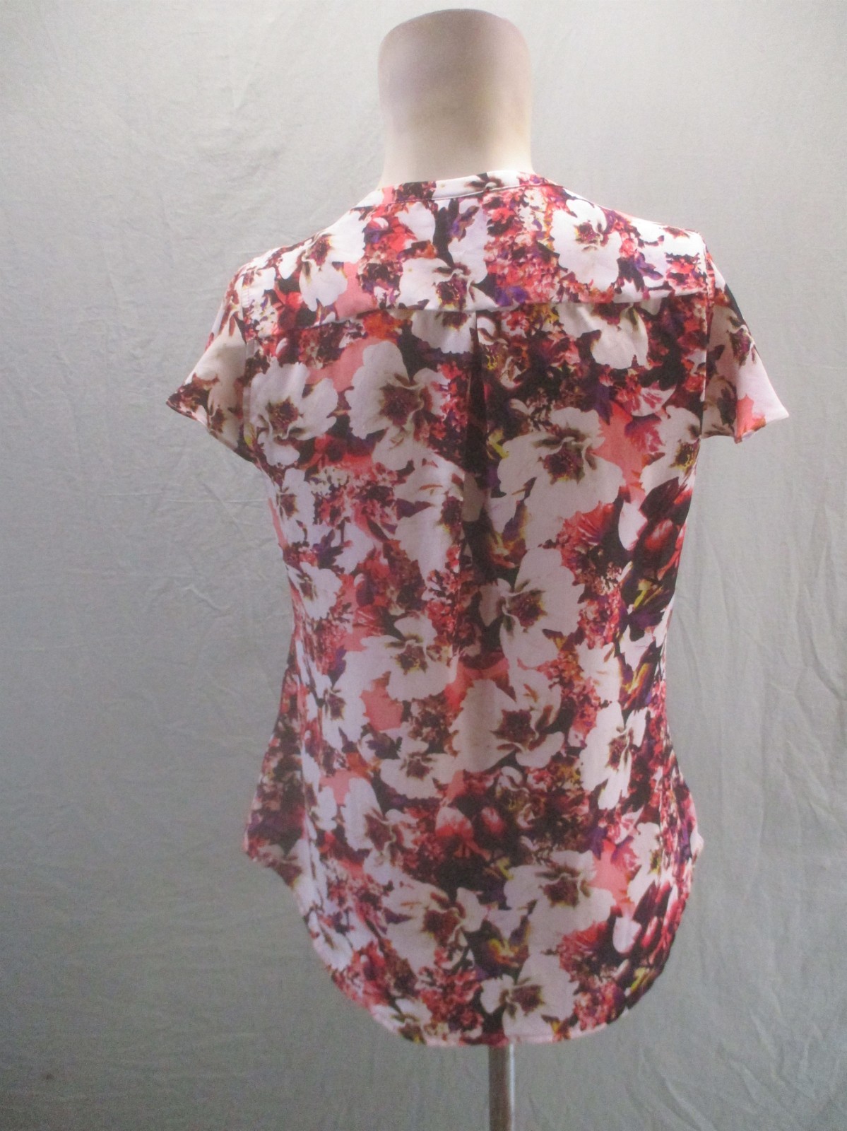 Covington Size M Womens Multicolor Floral Short Sleeve V Neck Buttons Blouse 551