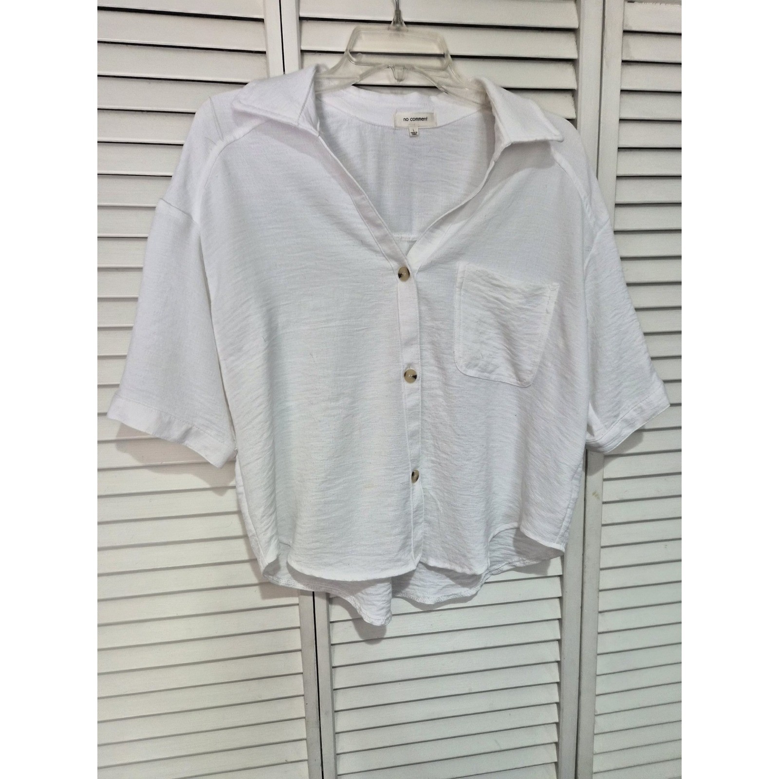 No Comment White Textured Short Sleeve Button Down Blouse Wome’n Large