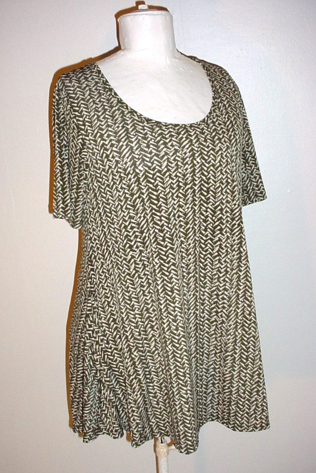 LulaRoe Swing Top Size Medium Short Sleeved Olive Green Beige Chevron Stretch