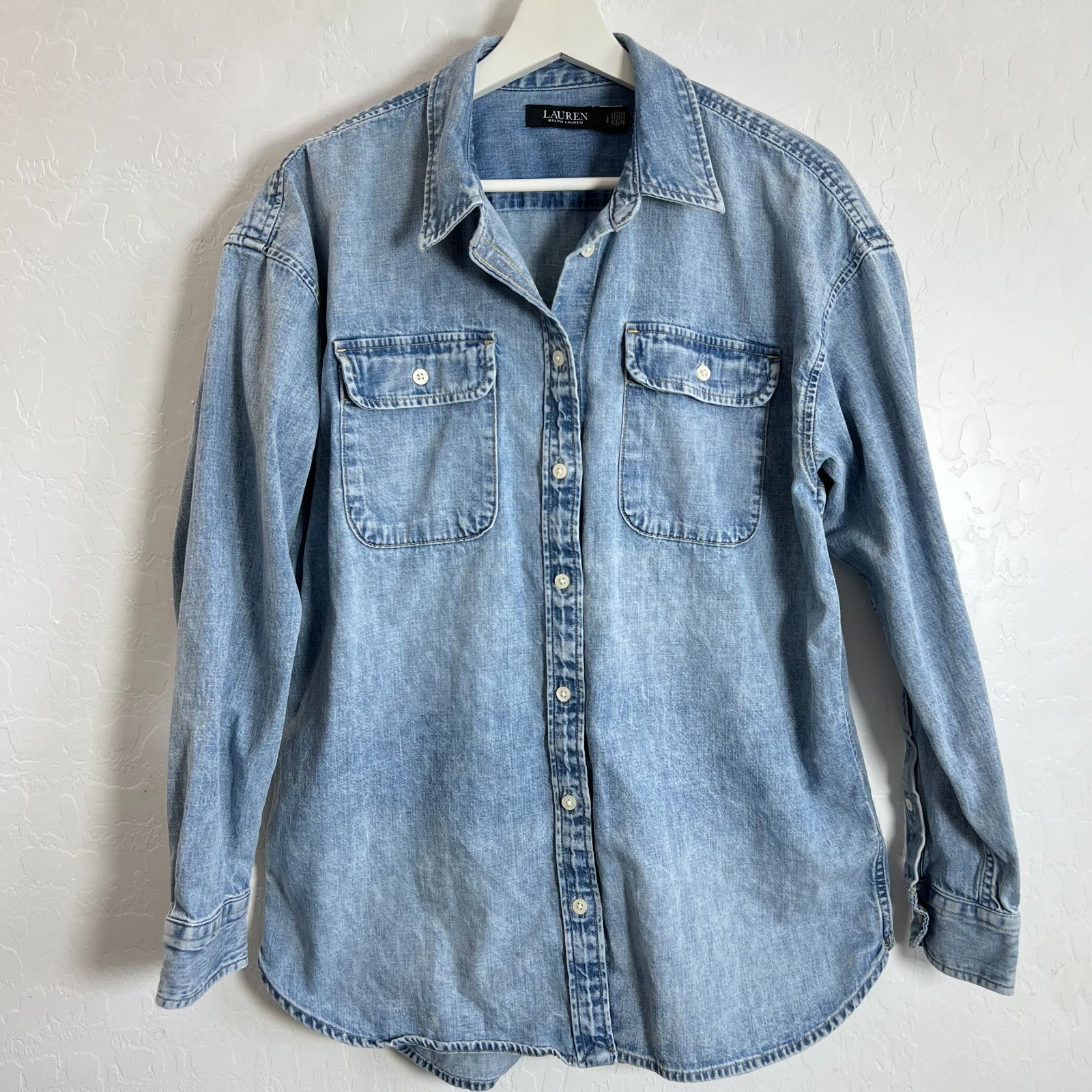 Lauren Ralph Lauren light wash Denim relaxed Shirt Pockets Engraved Button Sz L