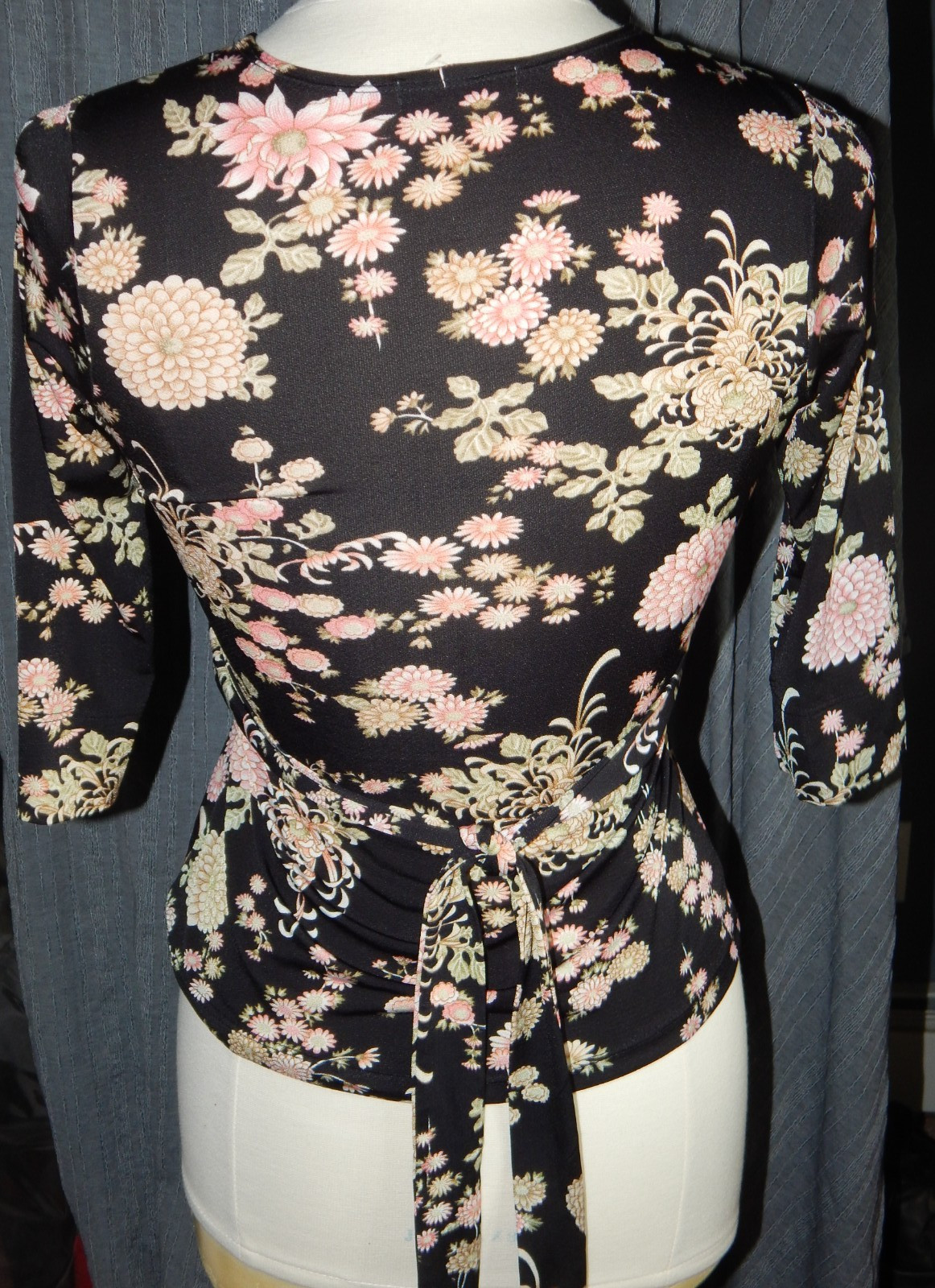“VOL 1. ” Black Asian-style Floral Stretch Tie-Back Boho Blouse – Y2k – Med.