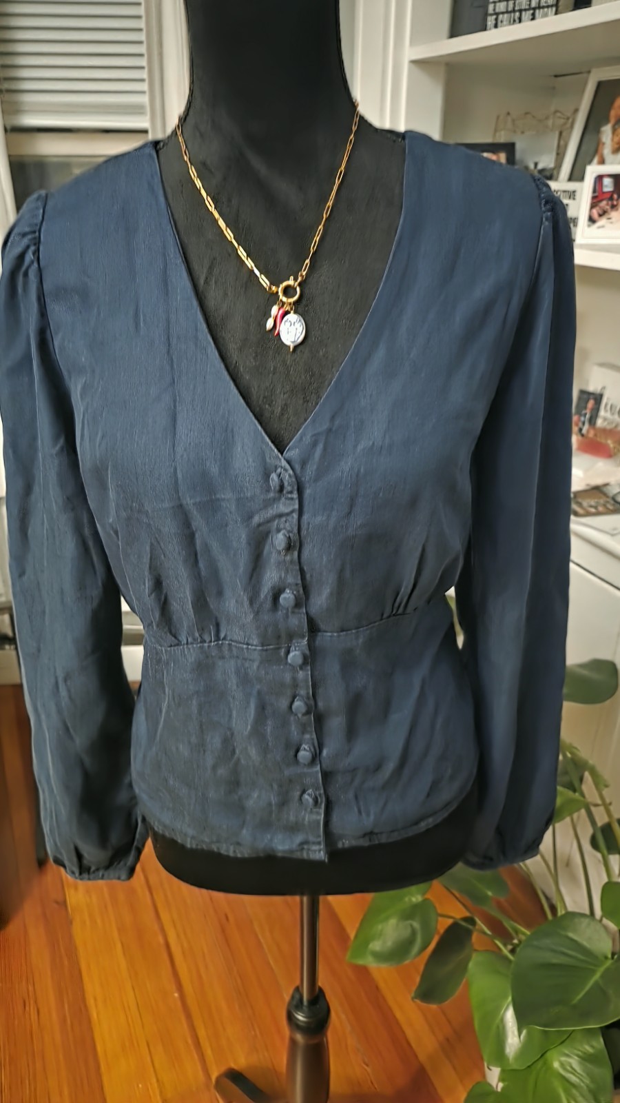 Levi’s Women’s Blue Denim V-Neck Button Front Puff Sleeve Blouse Size L Slim
