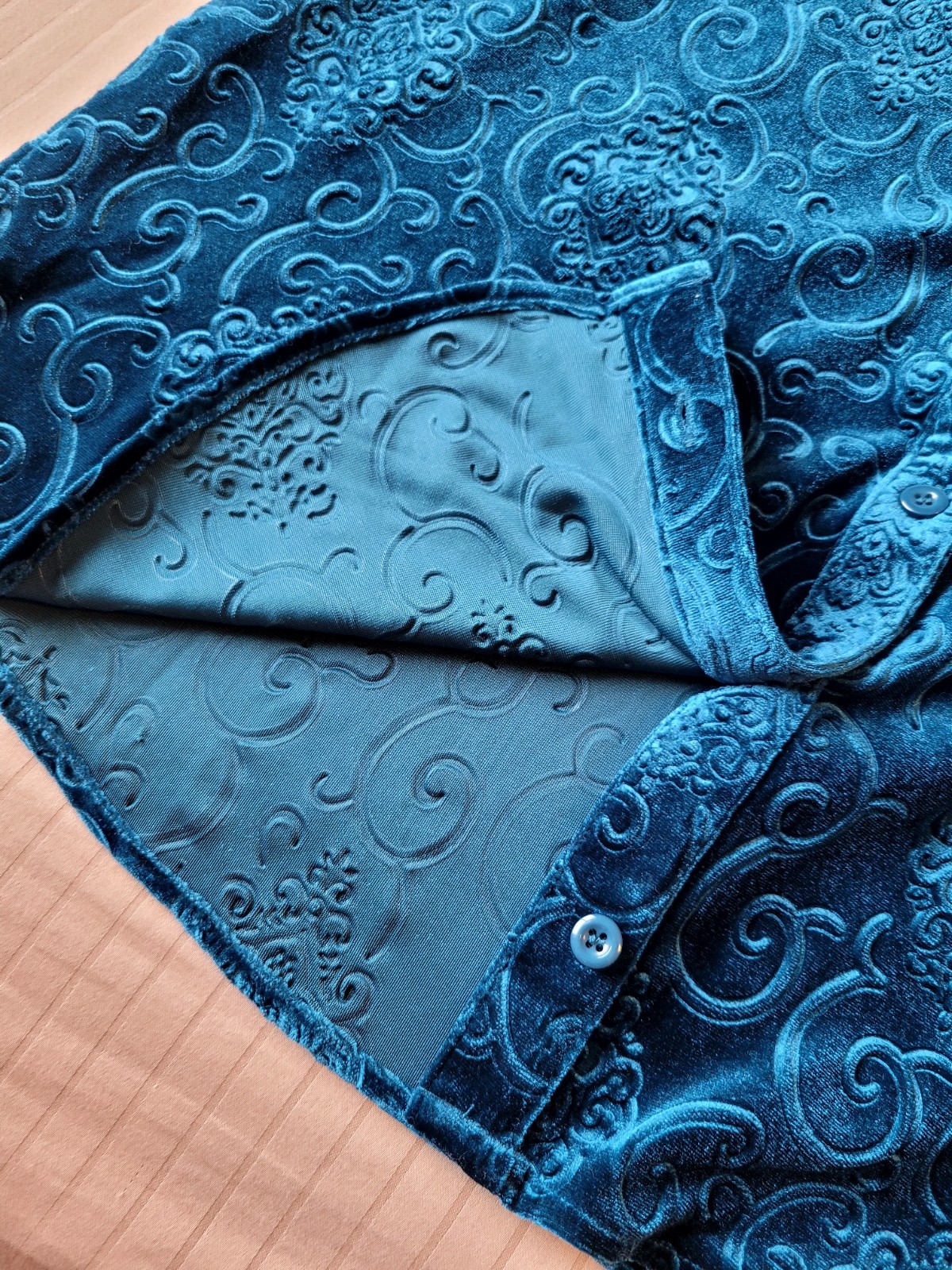 12th Tribe Women’s Blue Velvet Paisley Collared Button-Up Size Small