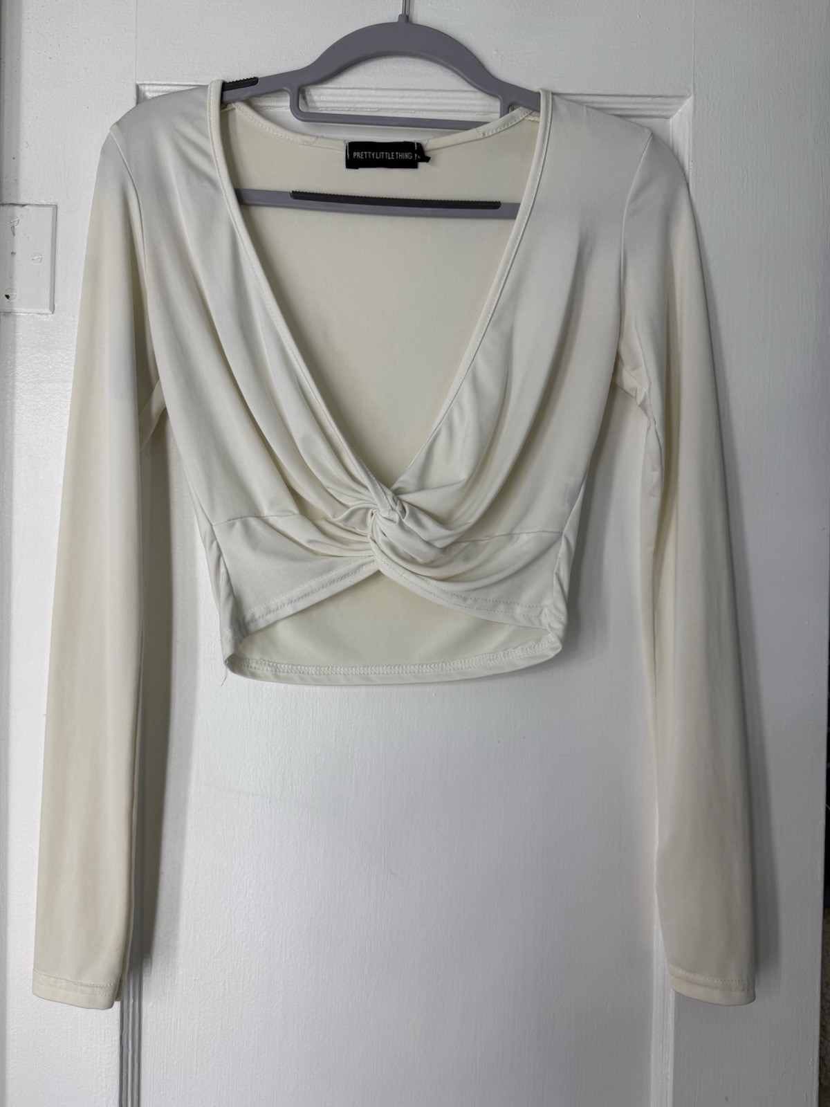 PrettyLittleThing Cream Twist Front Crop Top US 4 Long Sleeve Deep V EUC