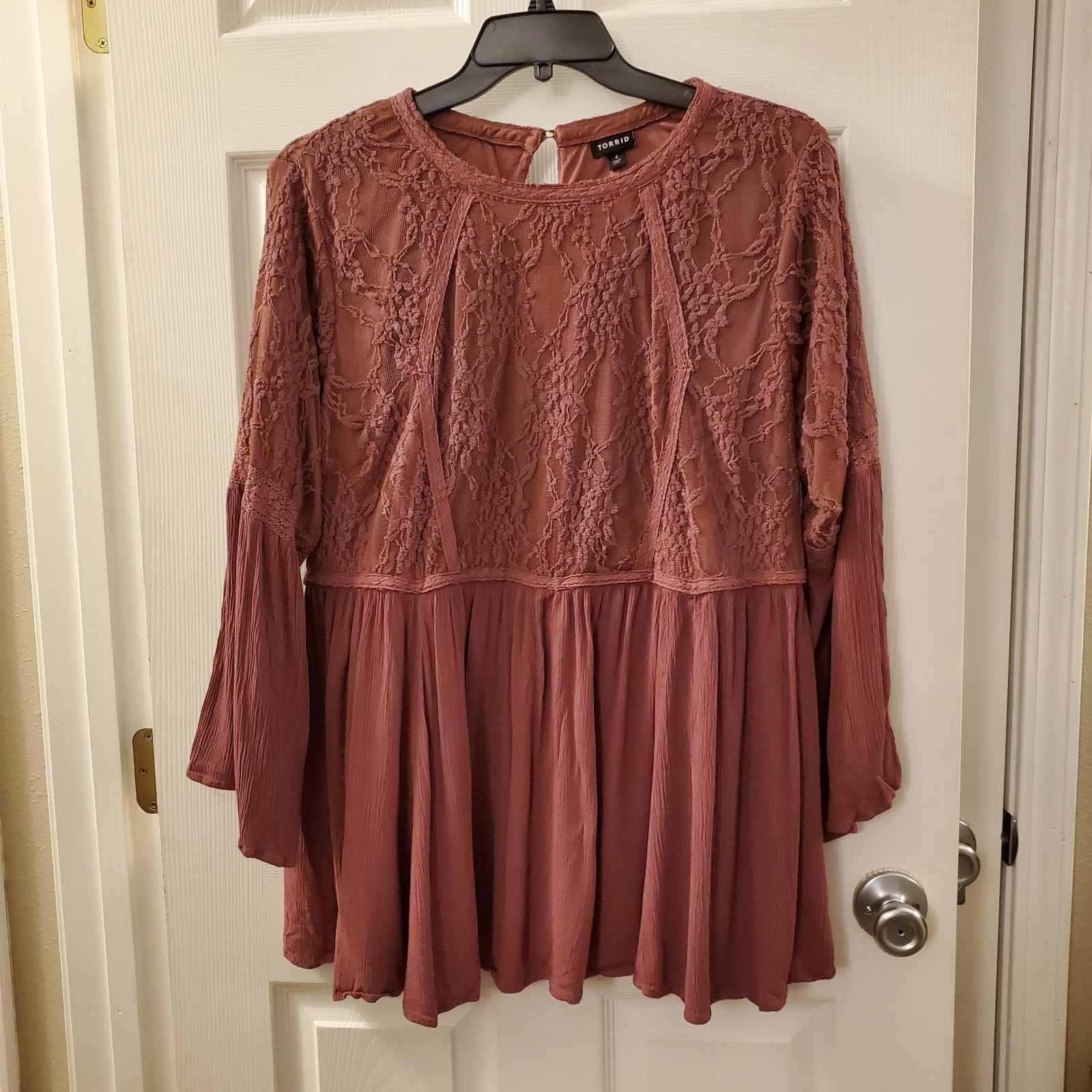 Torrid sz 4 mauve pullover lace top flowy boho romantic feminine victorian