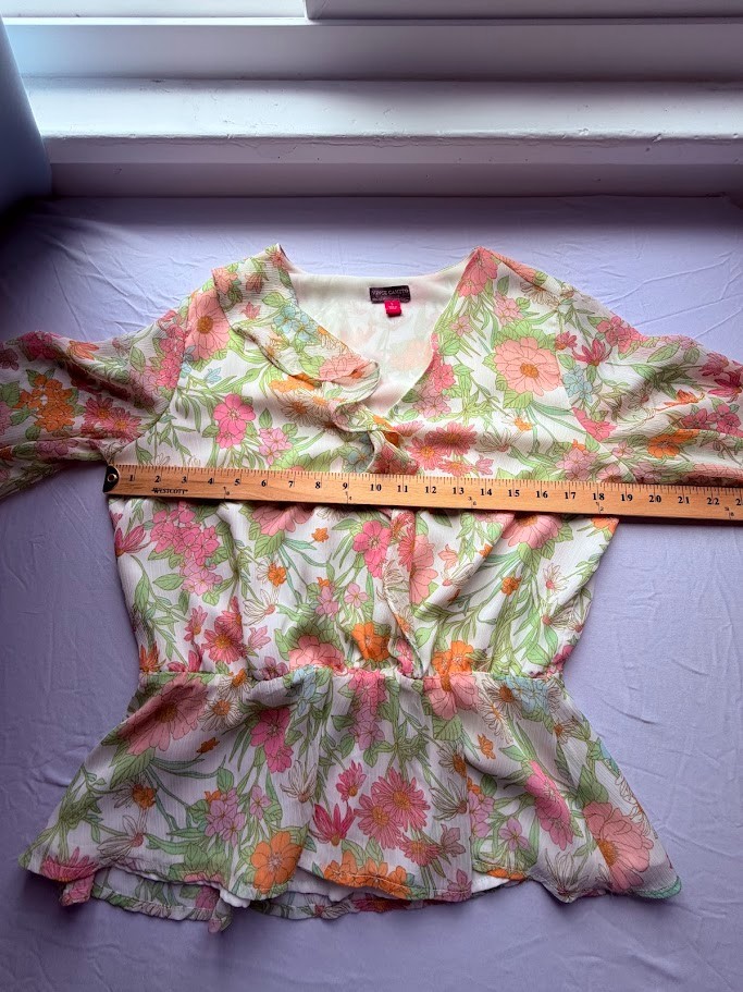 Women’s preppy floral blouse perfect for any occasion by Vince Camuto – Size S