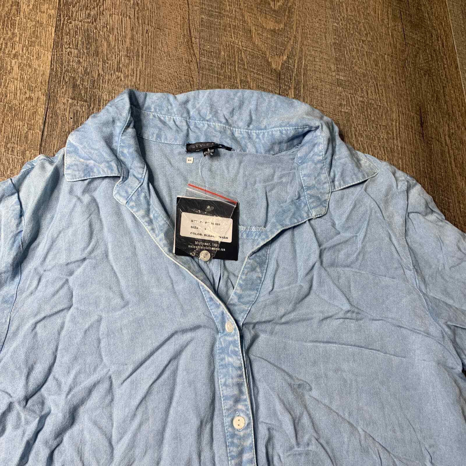 Style Envy Shirt Womens Size Large Blue Chambray Bleach Wash Button Front*