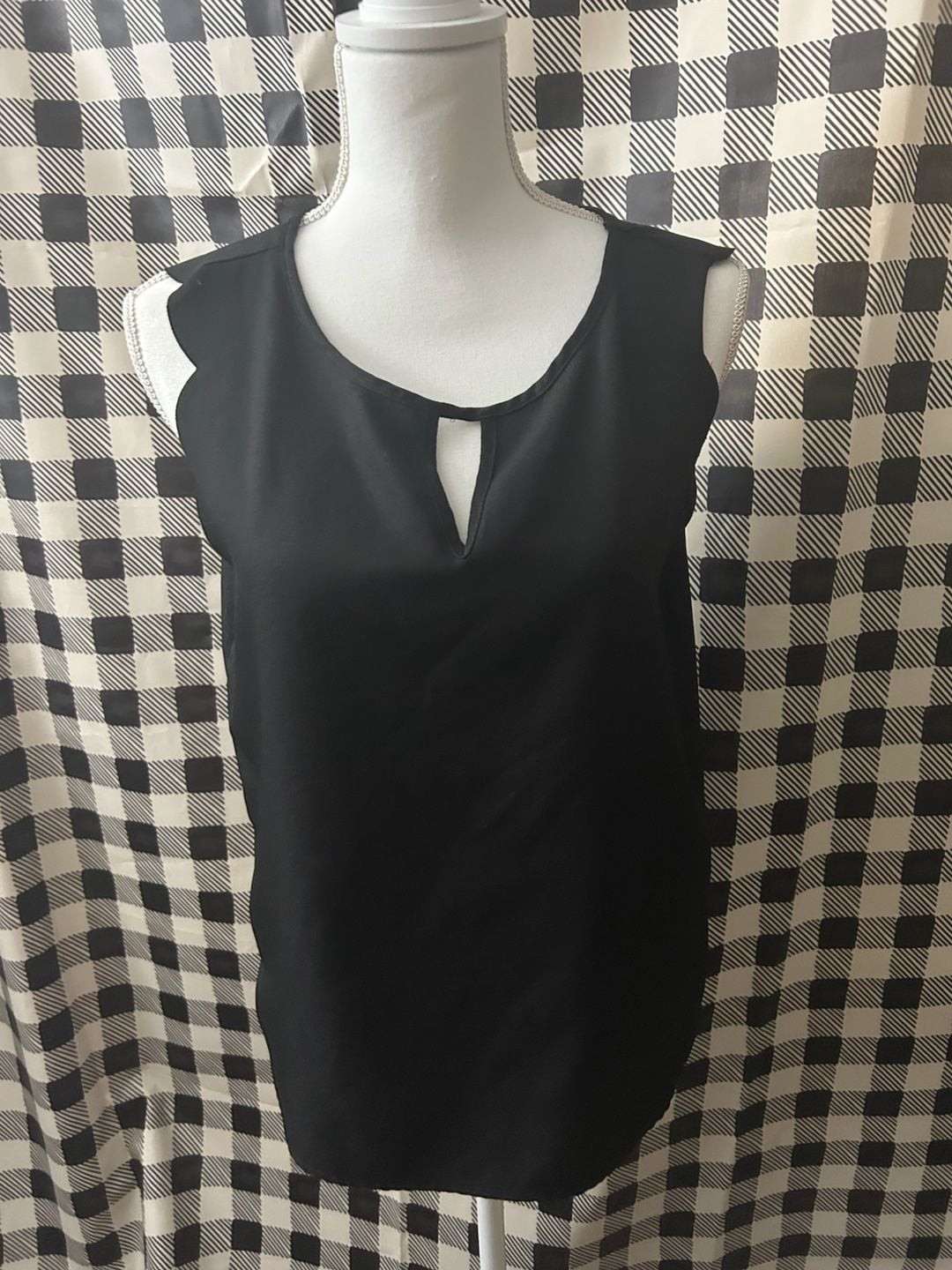 Black Sleeveless Keyhole Tank Top with Scalloped Arm Detail