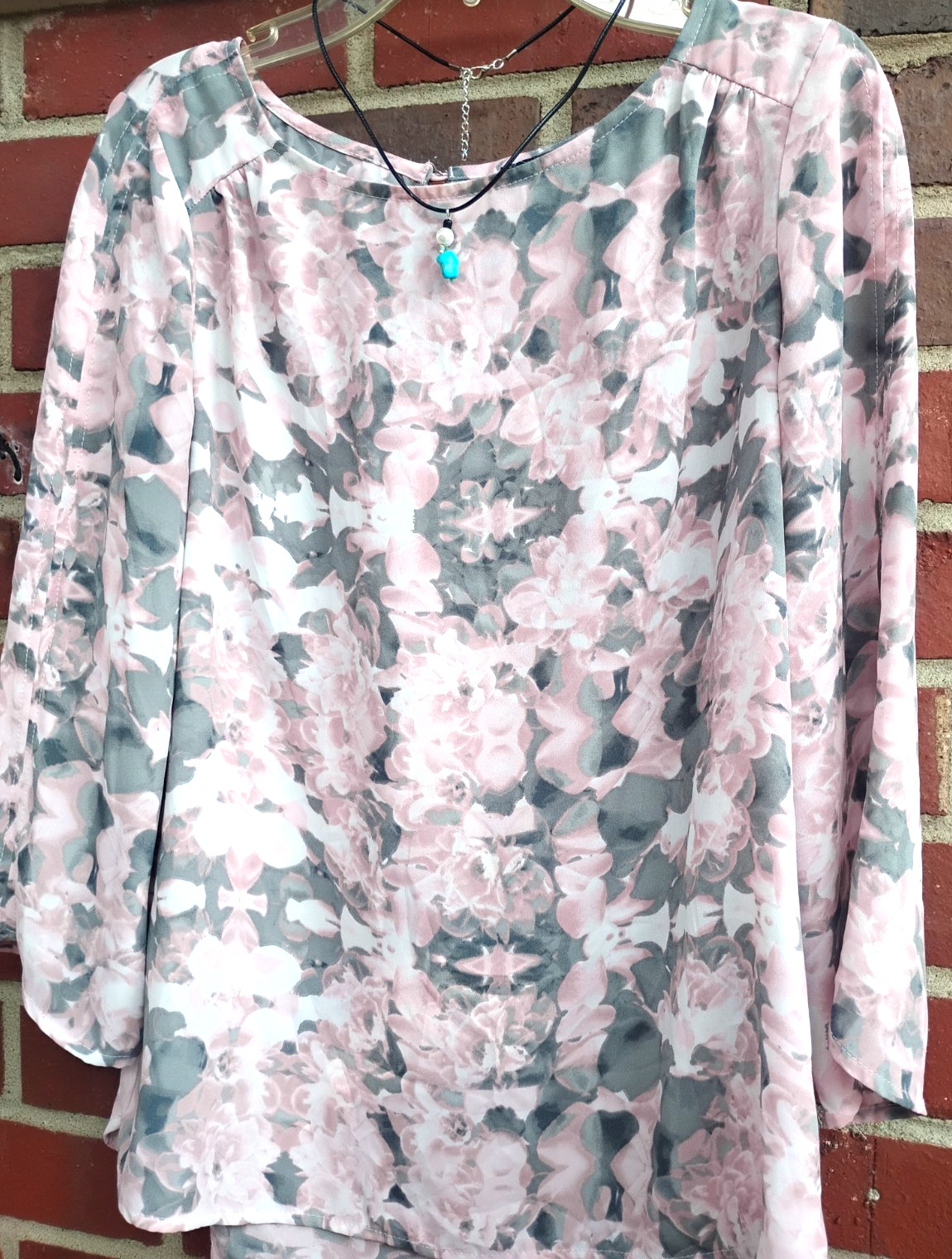 Women’s Top The Limited Size XS + Free Necklace