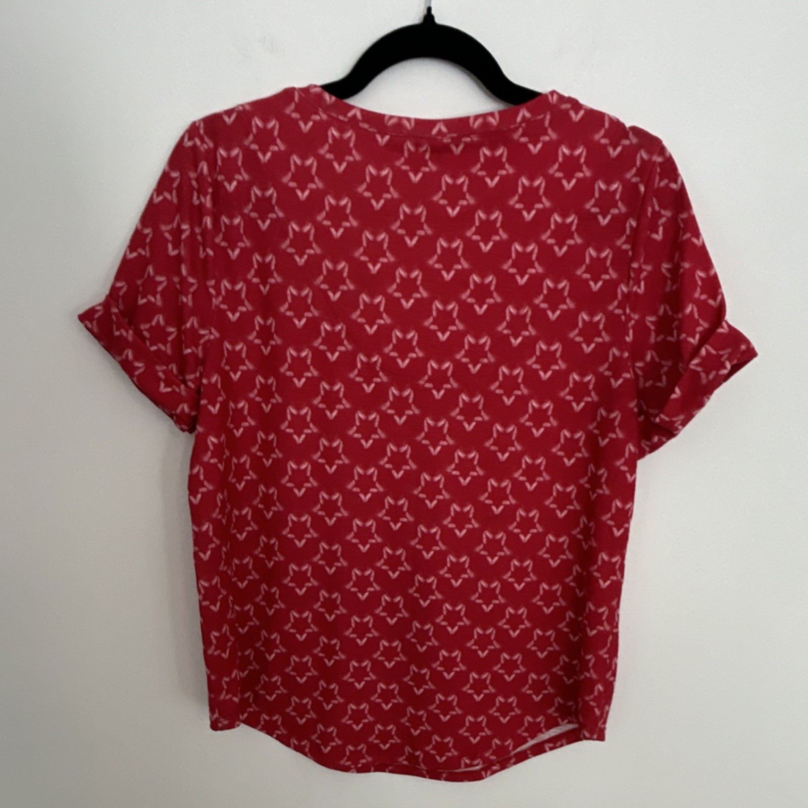 Chico’s Red Star Abstract V-Neck Short Sleeve Blouse Size S 4th of July light