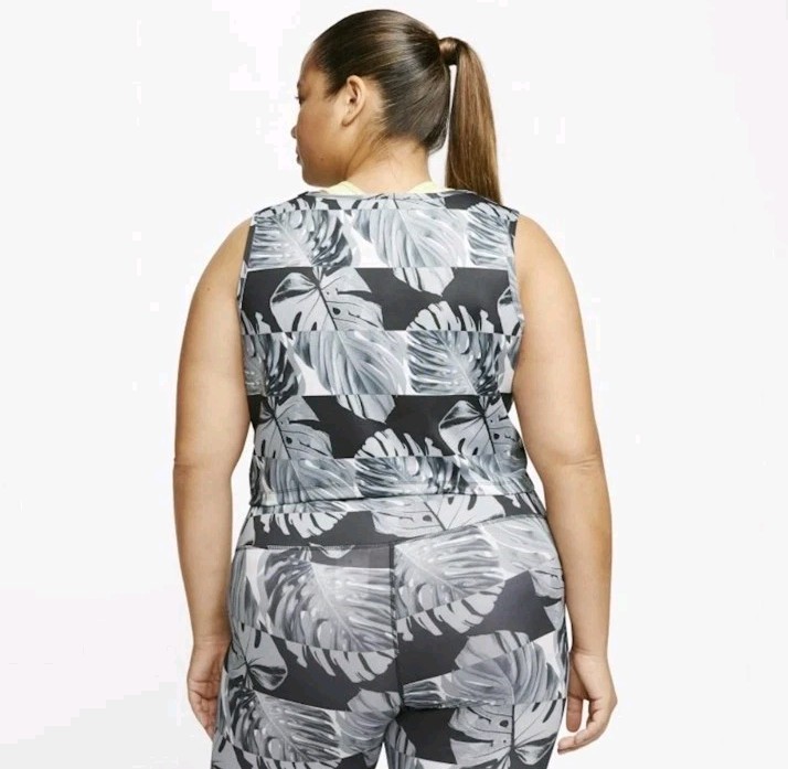 Nike Plus Size 1X Sportswear Women’s Dri-Fit Reflective Running Crop Top
