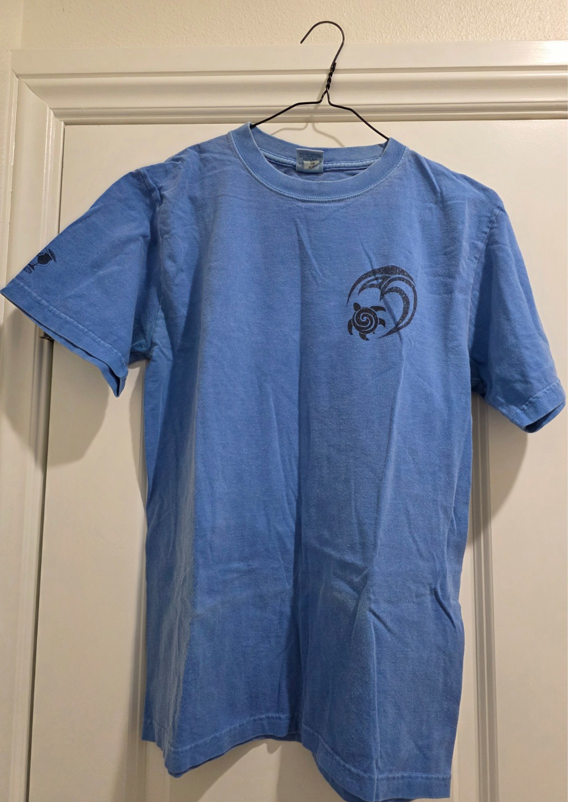 Crazy Shirts Sea Turtle Tribal Art Blue Hawaii Dyed Beach Surf T-Shirt – Size S
