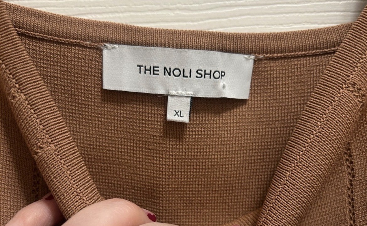The Noli Shop Venus Button Top in Mocha Mousse, Size XL