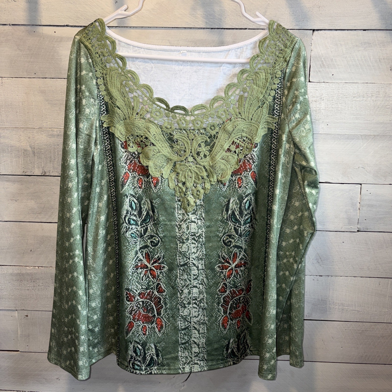 NEW WOMENS M MOSTLY GREEN TAG MISSING LONG SLEEVES EMBROYDERY,PERFECT CONDITION