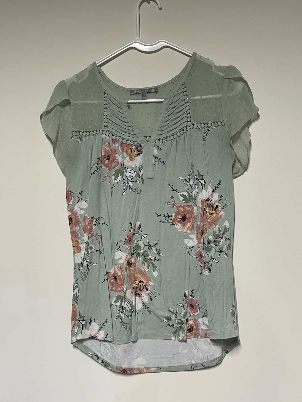 Daniel Rainn Women’s M Light Green Floral Solid V-Neck Cap Sleeve Blouse