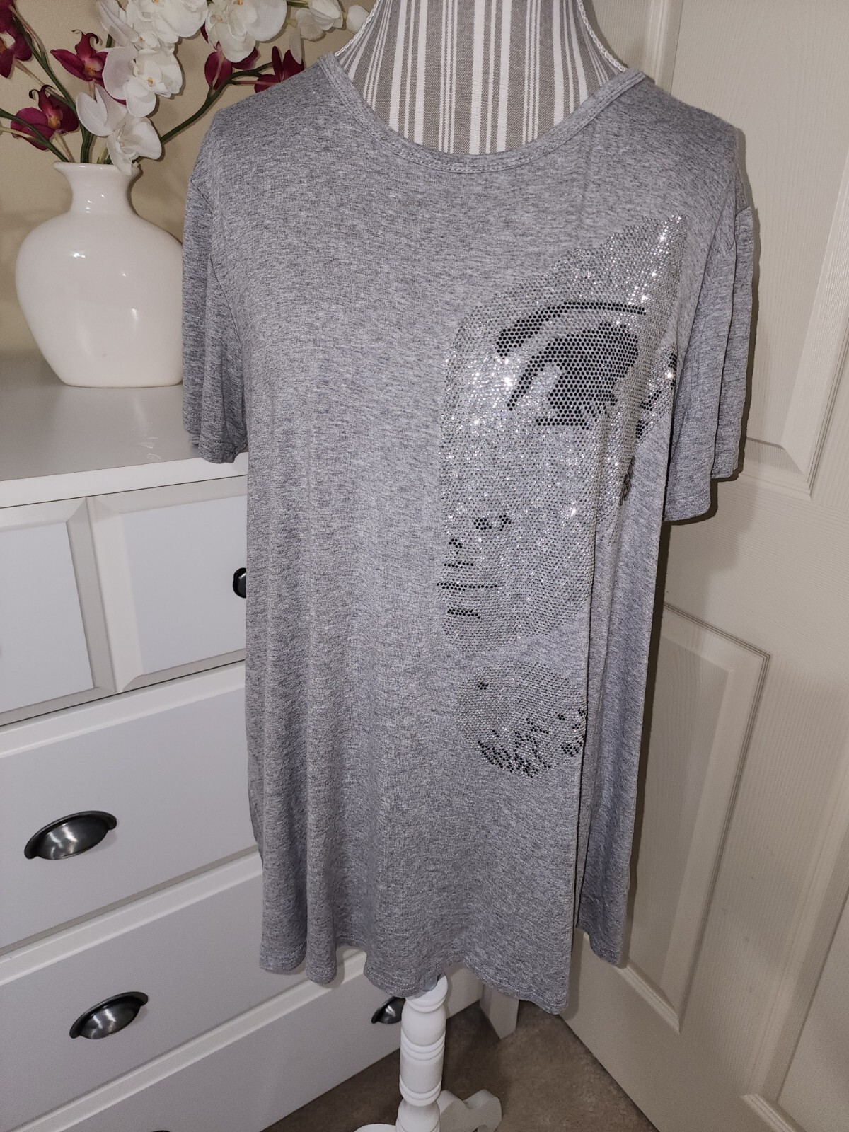ALMALKA Fashion Womens Gray Sequins Diva Tee Shirt Tunic Top Short Sleeve Sz.M-L