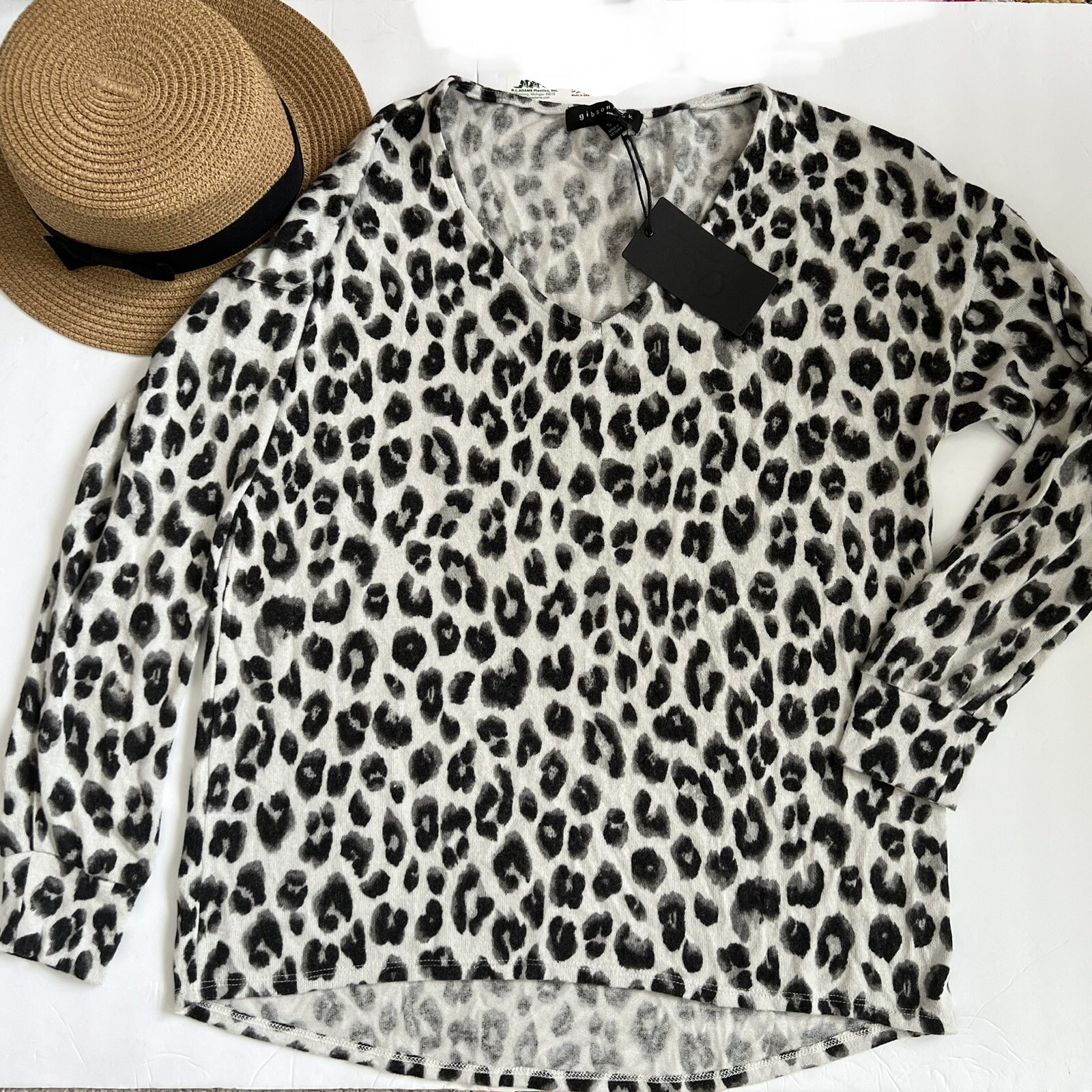 NWT GIBSONLOOK Fleece Sweater Ivory Black Animal Print V-Neck Top Small Womens