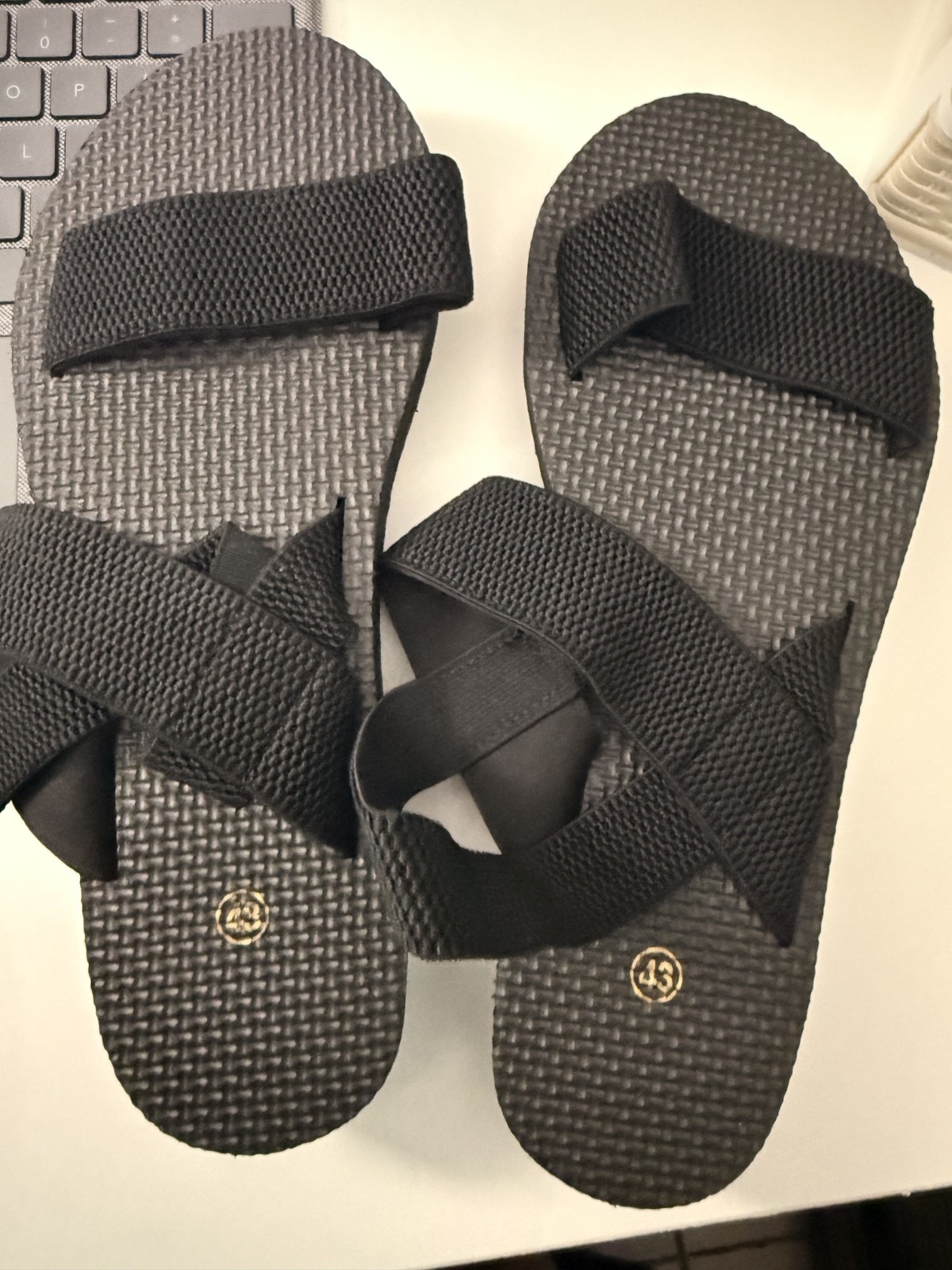 Simple and casual black flat wedge sandals