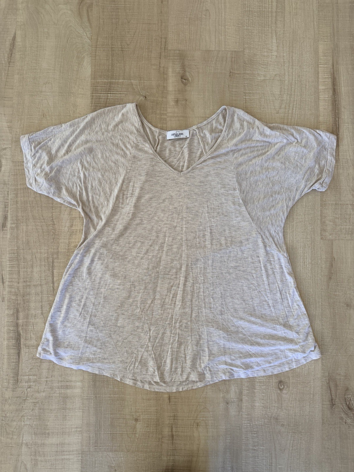 Carly Jean Los Angeles Women’s Beige V-Neck Short Sleeve Stretch Tee Size XS