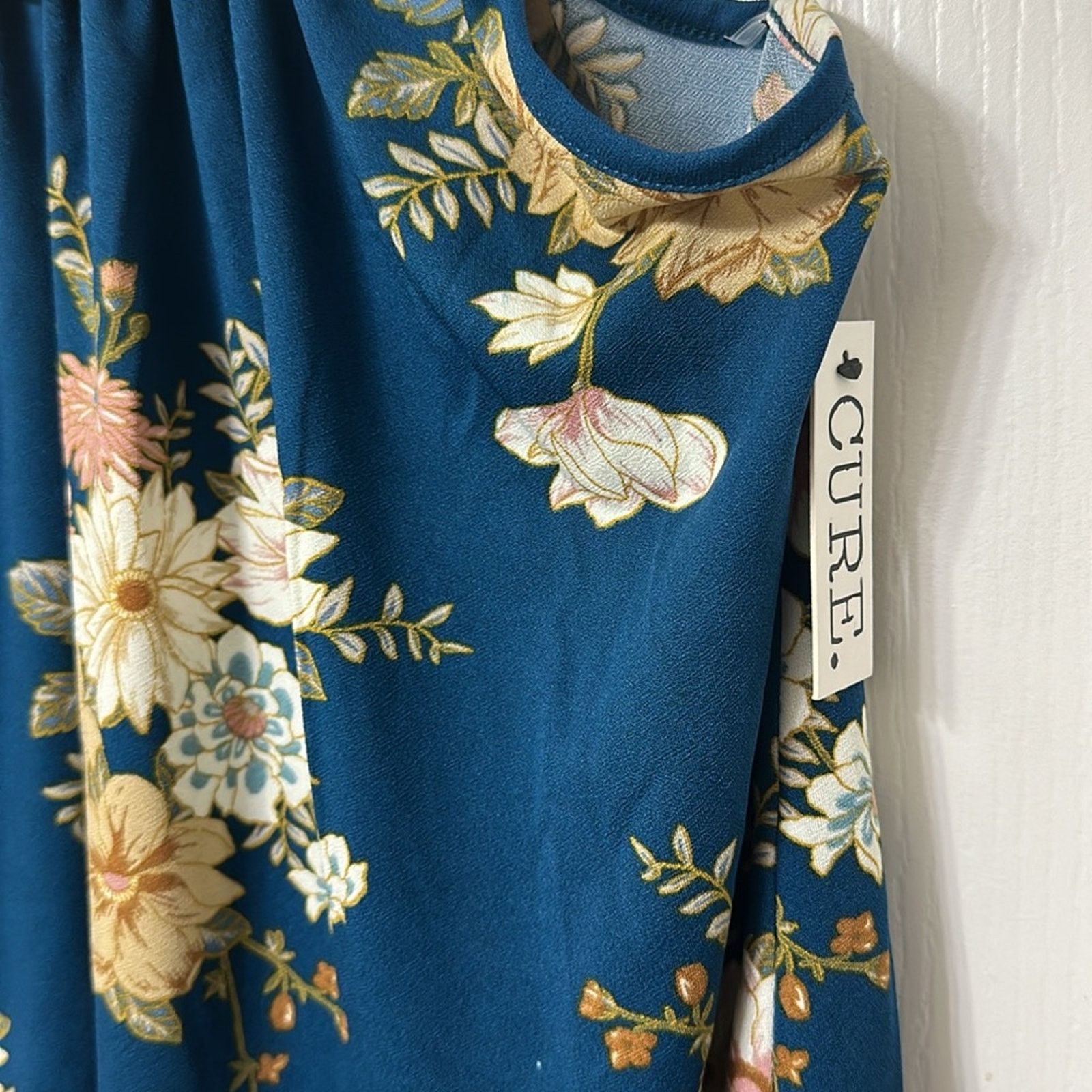 Cure floral top size M