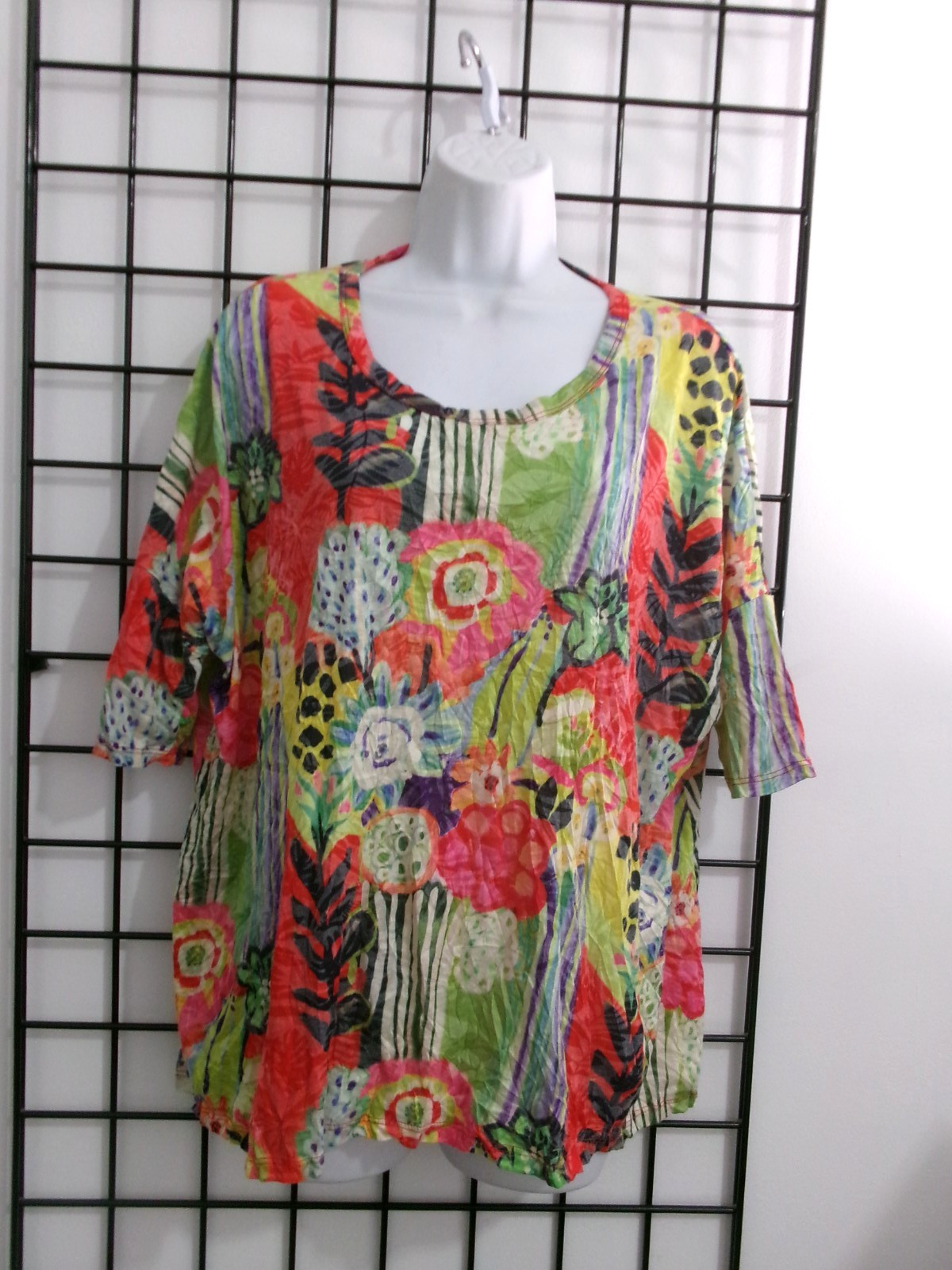 SHANA 🌸 SIZE MEDIUM==BOLD FLORAL PRINT / CRINKLED KNIT TOP