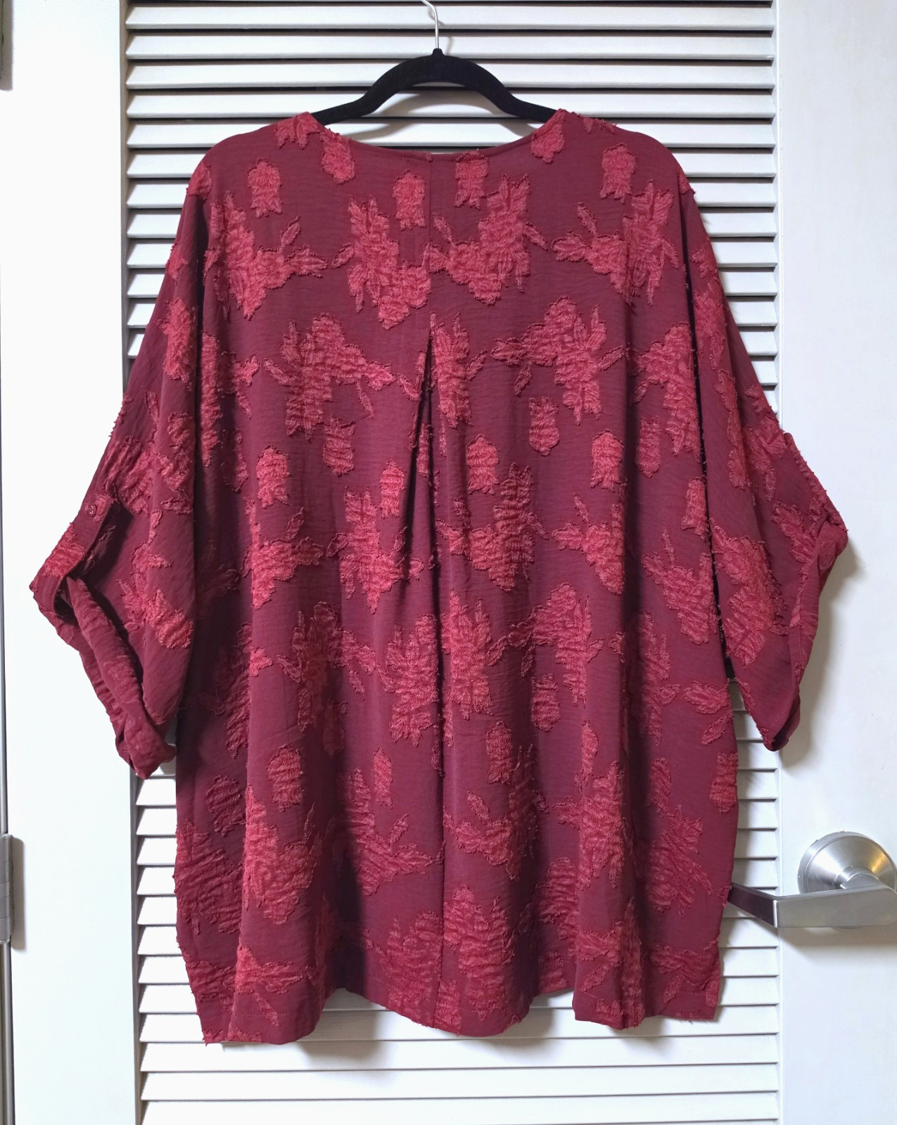 3/4 burgundy floral texture roll-up dolman slev top 1XL