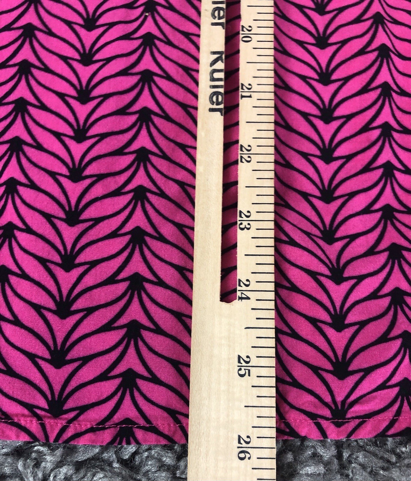 Kaari Blue 3/4 Sleeve Top Womens Medium Pink Black V-Neck Gold Tone Buttons