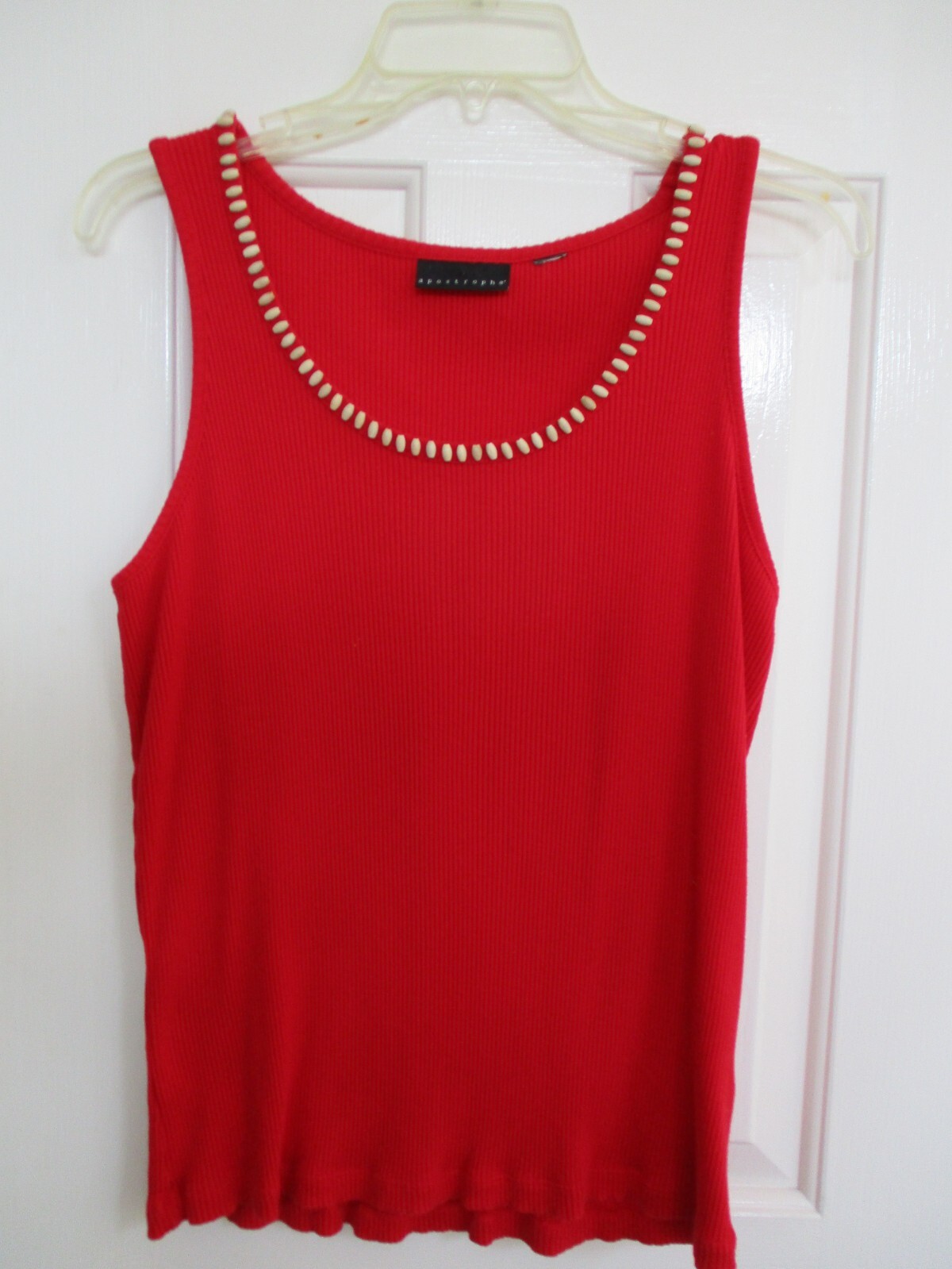 APOSTROPHE RED RIBBED COLOR SLEEVELESS TOP TAN ACCENT BEADING NECK SIZE LARGE