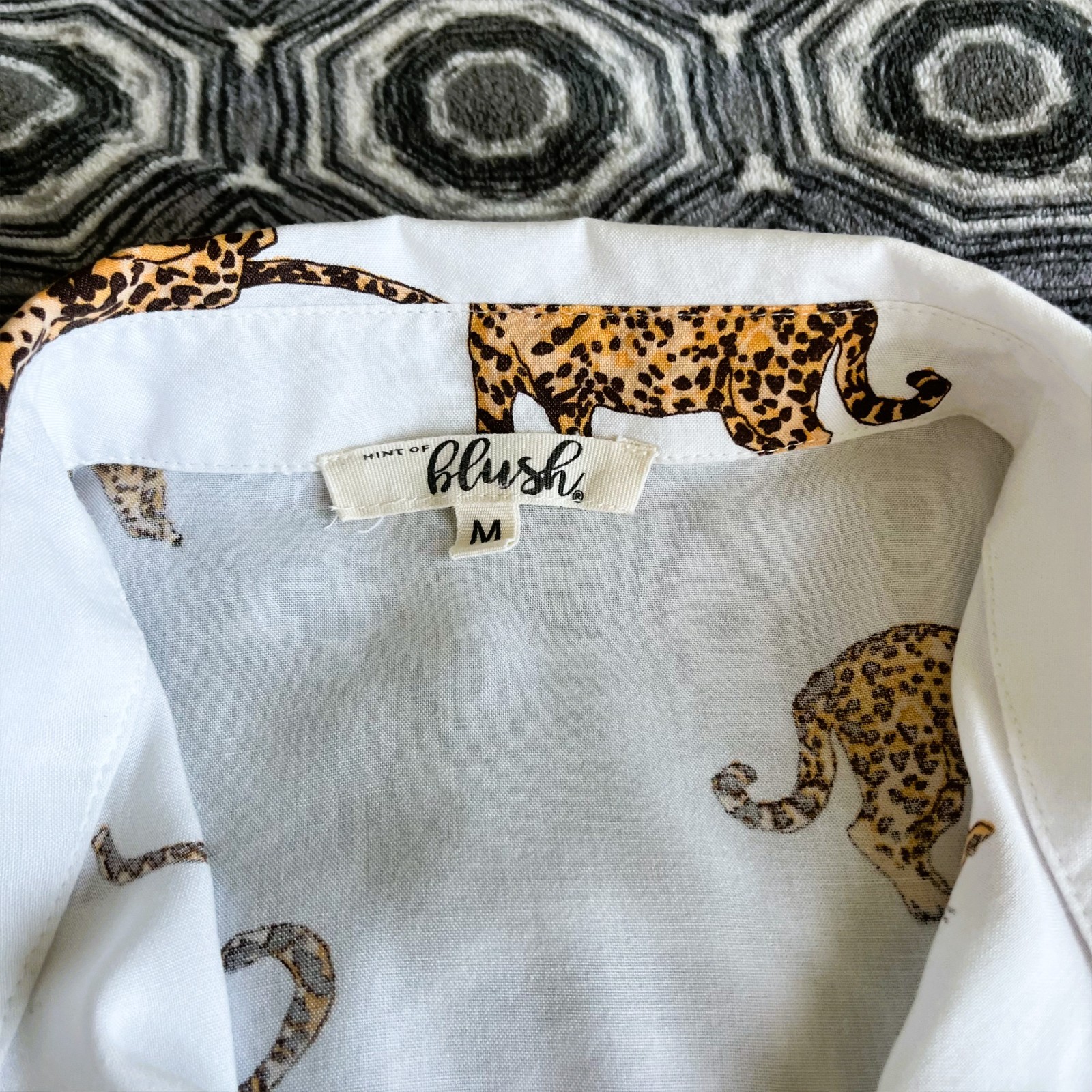 Hint of Blush Women M Cheetah Leopard Print Rayon Short Sleeve Button Up Shirt