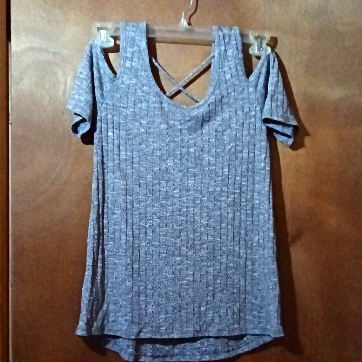 Love J Women’s Gray Solid Ribbed Knit Cold Shoulder Top Scoop Neck L