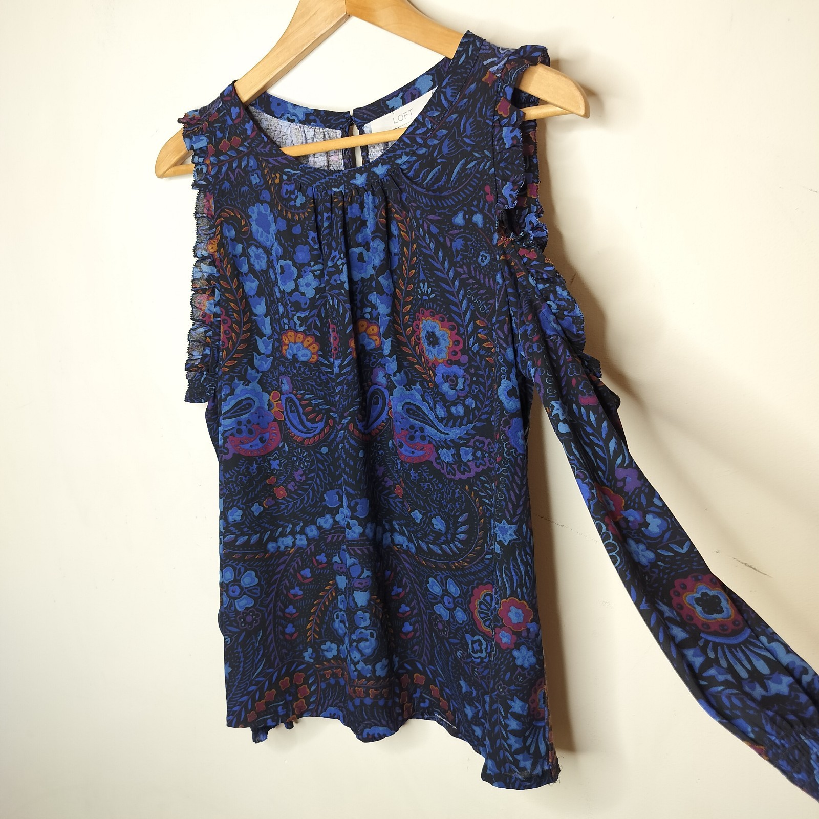 Ann Taylor LOFT Floral Top Size Small Cold Shoulder Floral Ruffled Blue