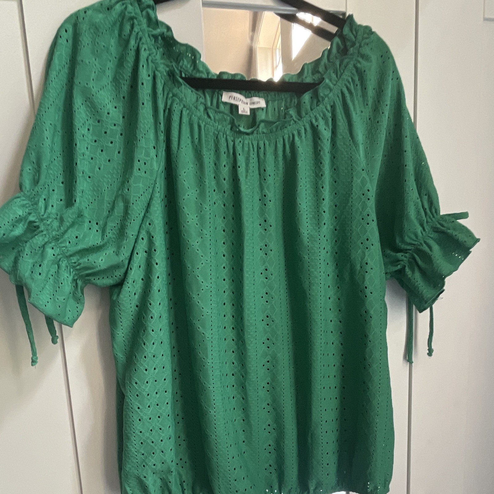 Perseption Concept Women’s Green Solid Eyelet Off-Shoulder Peasant Blouse L