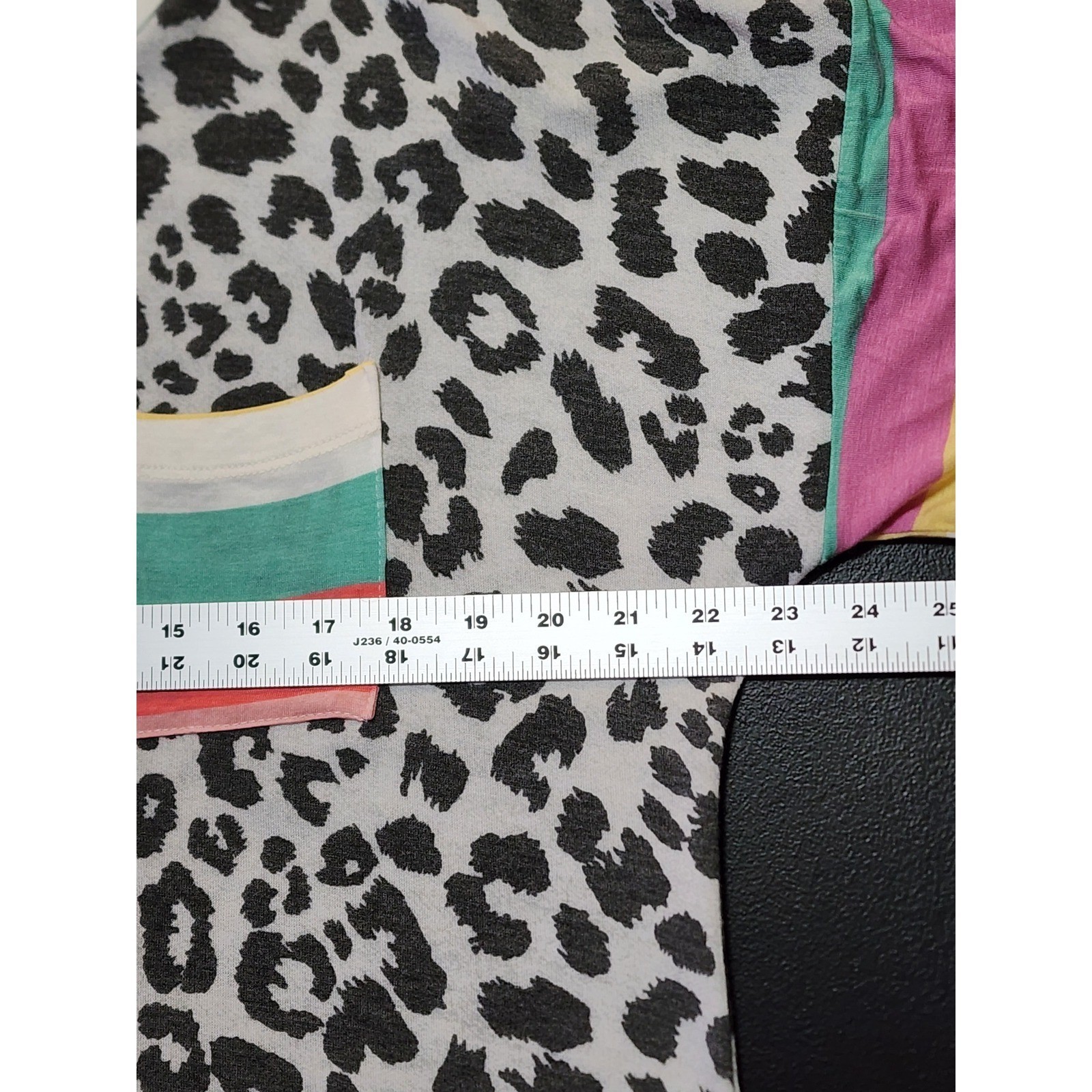Unbranded Leopard Print Tee Rainbow Stripe Sleeve Size XL Grey White Rainbow
