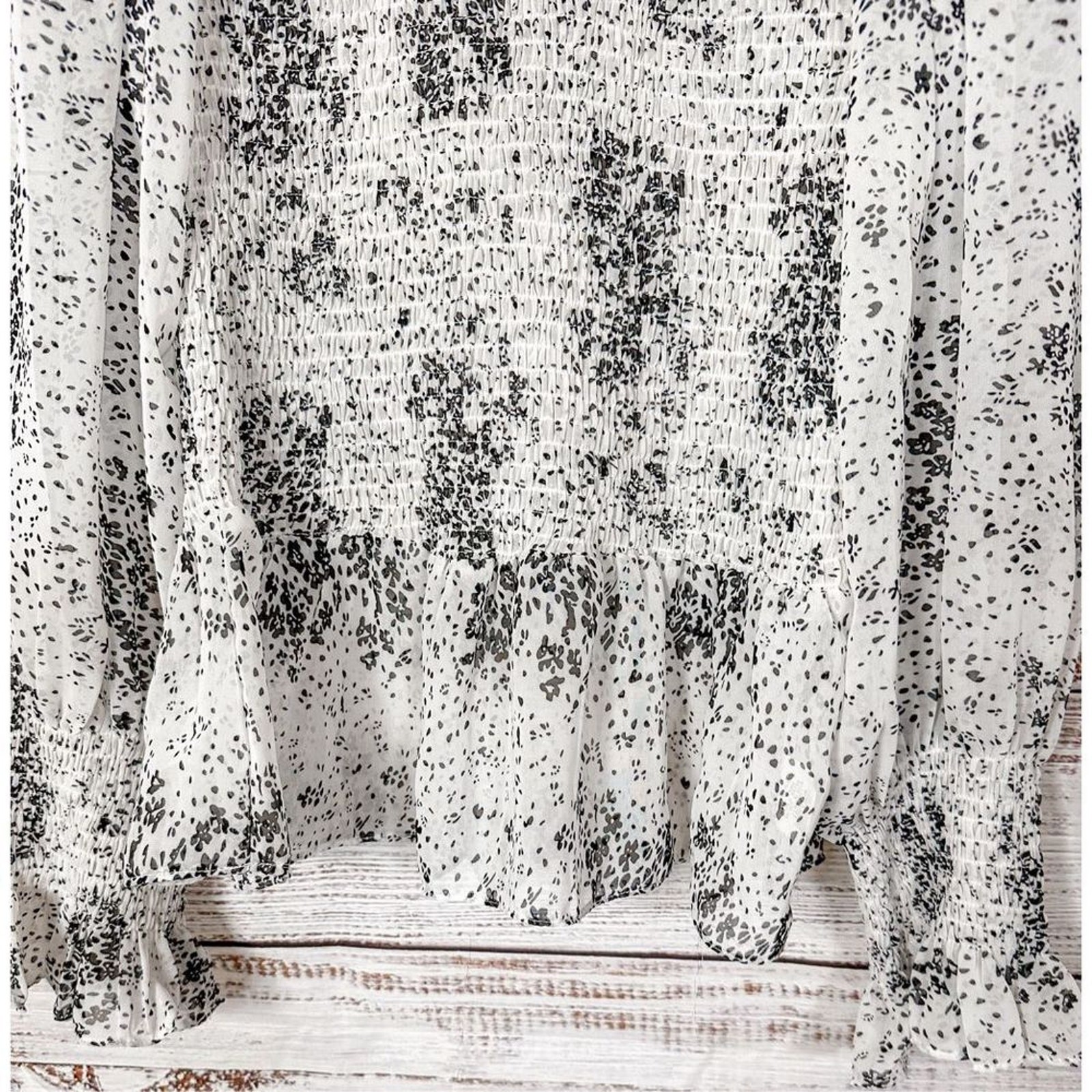 Fab’rik Women’s Speckle Print Long Sleeve Smocked Blouse White Black Size Medium