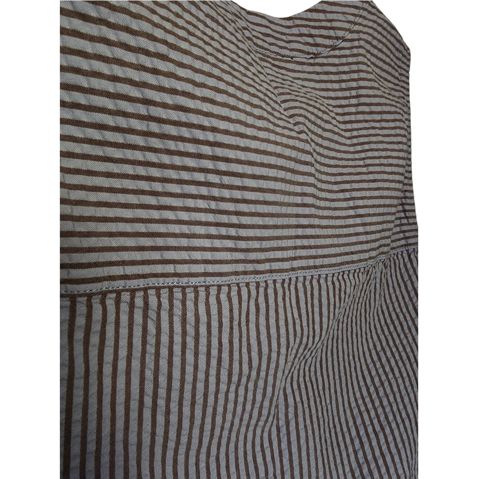 Eddie Bauer Womens Medium Tank Top Blue tan Striped Seersucker V-Neck Sleeveless