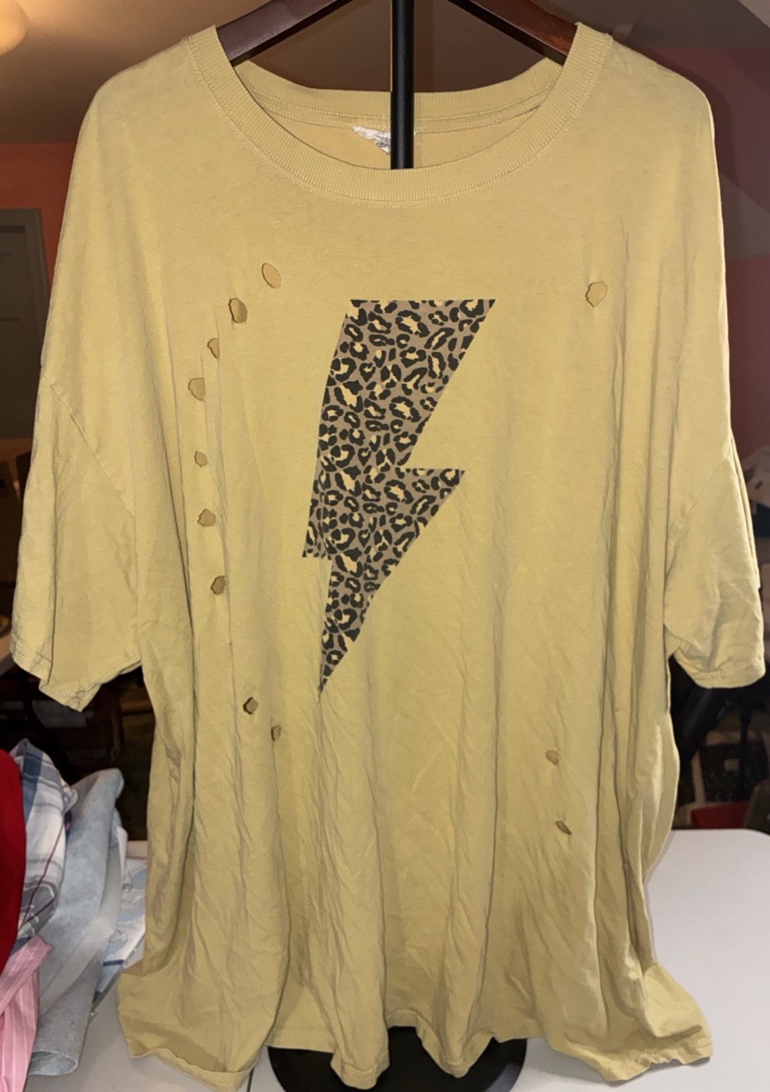 Easel Oversized Women’s Yellow Distressed Leopard Print Lightning Bolt T-Shirt L