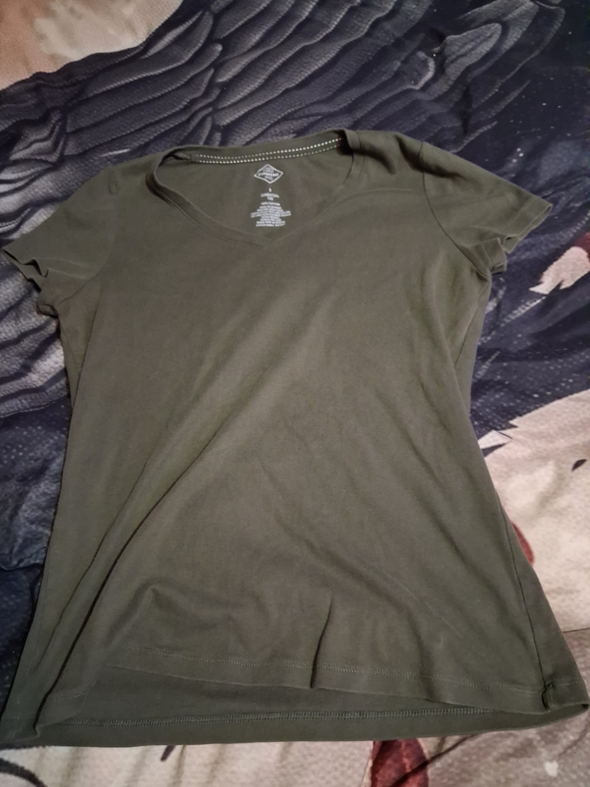 St. Johns Bay Womens Camo Green, 0 Cotton,V-neck,”Essentials Tee” Size Small