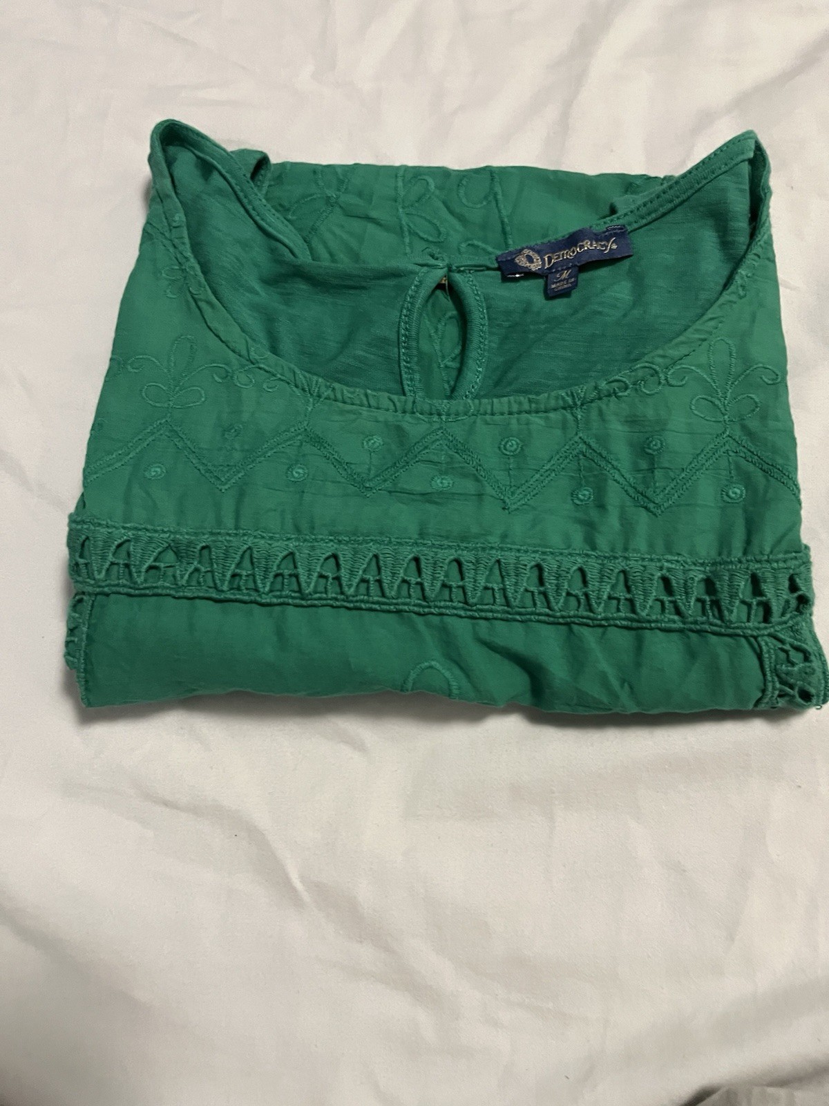 Democracy Women’s Green Solid Sleeveless Embroidered Beaded Button Tank, M